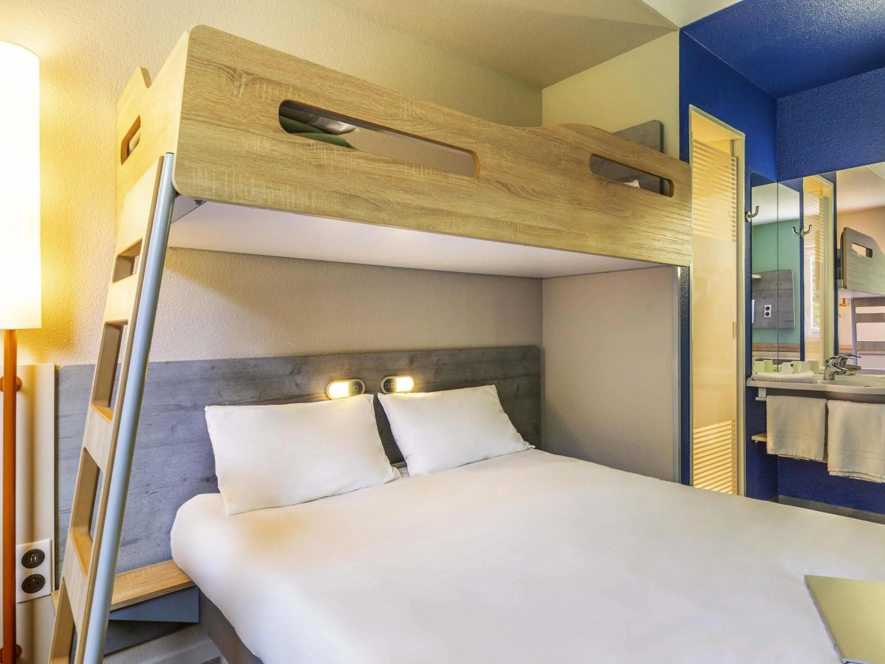 Bedroom, Bed in Ibis Budget Lyon Est Saint Quentin Fallavier