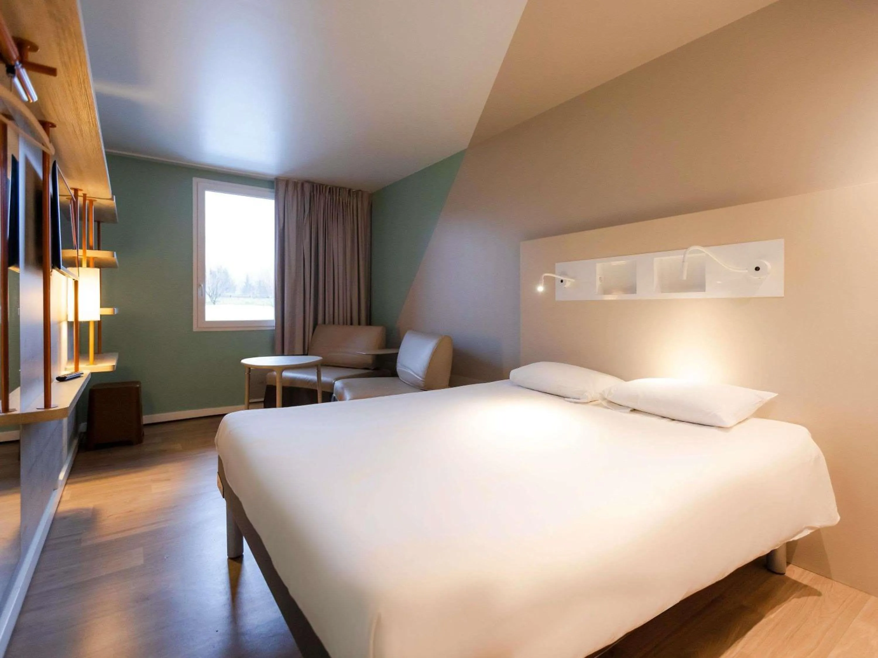 Bedroom, Bed in ibis budget Albertville