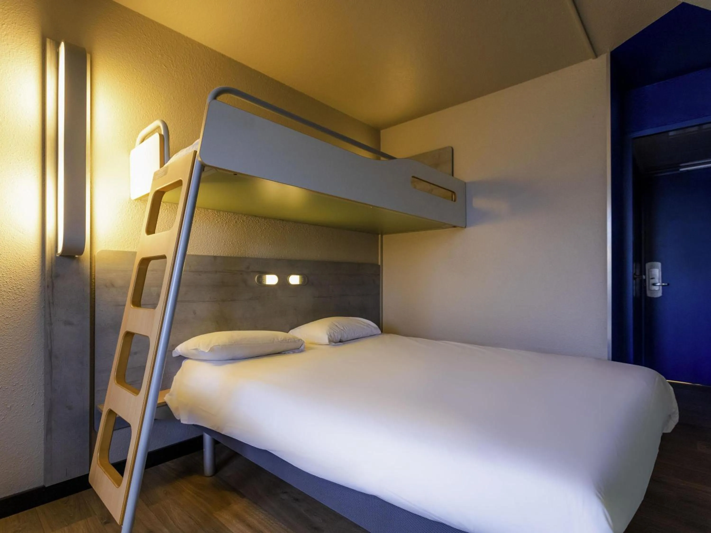 Bedroom, Bed in ibis budget Albertville