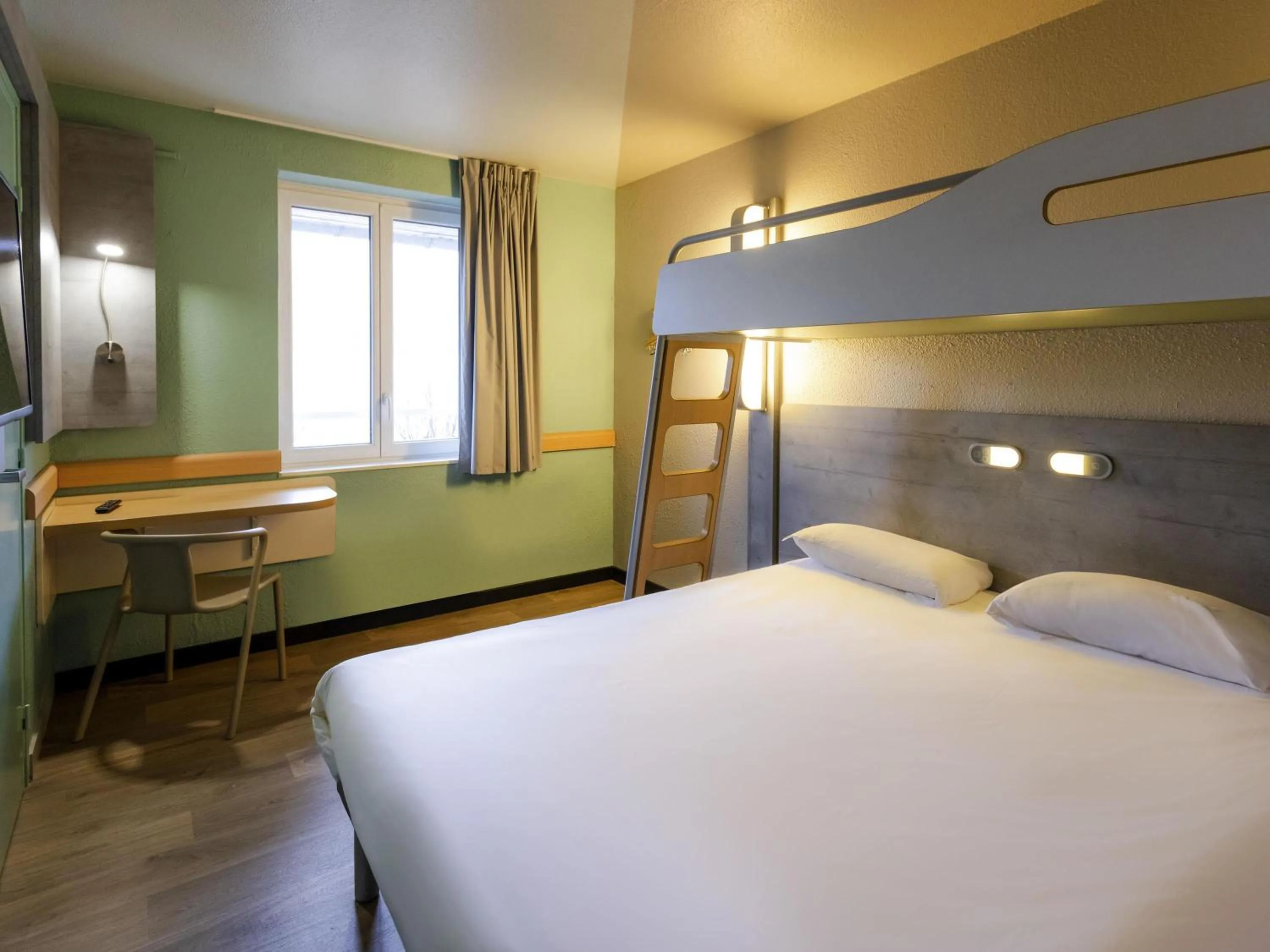 Bedroom, Bed in ibis budget Albertville