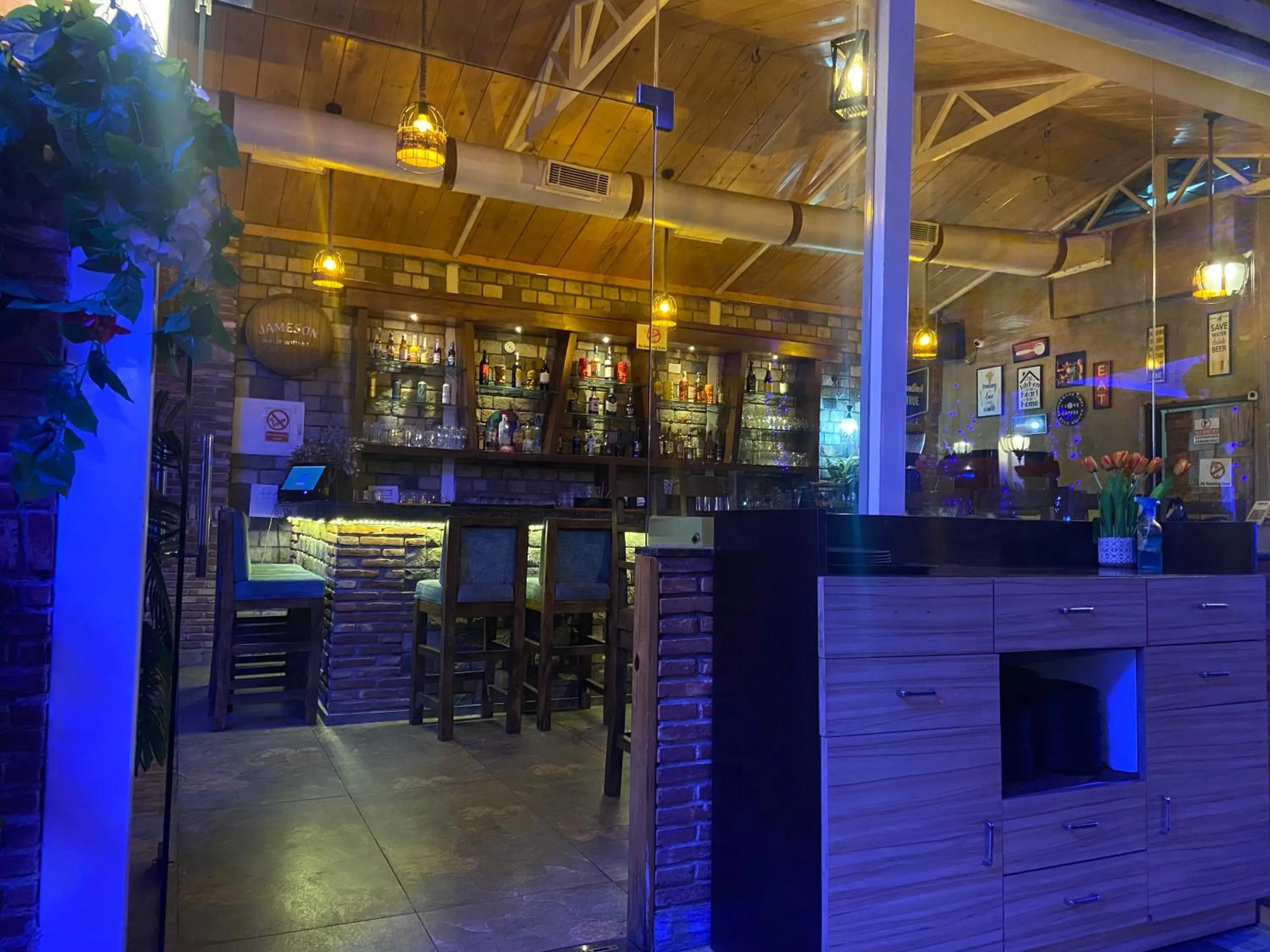 Restaurant/places to eat in HOTEL HILL VIEW