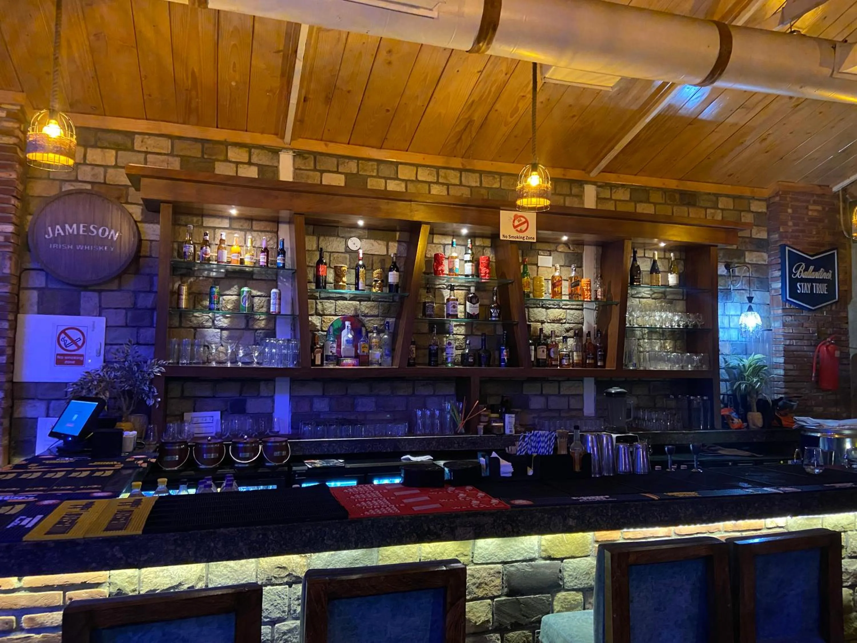 Restaurant/places to eat in HOTEL HILL VIEW