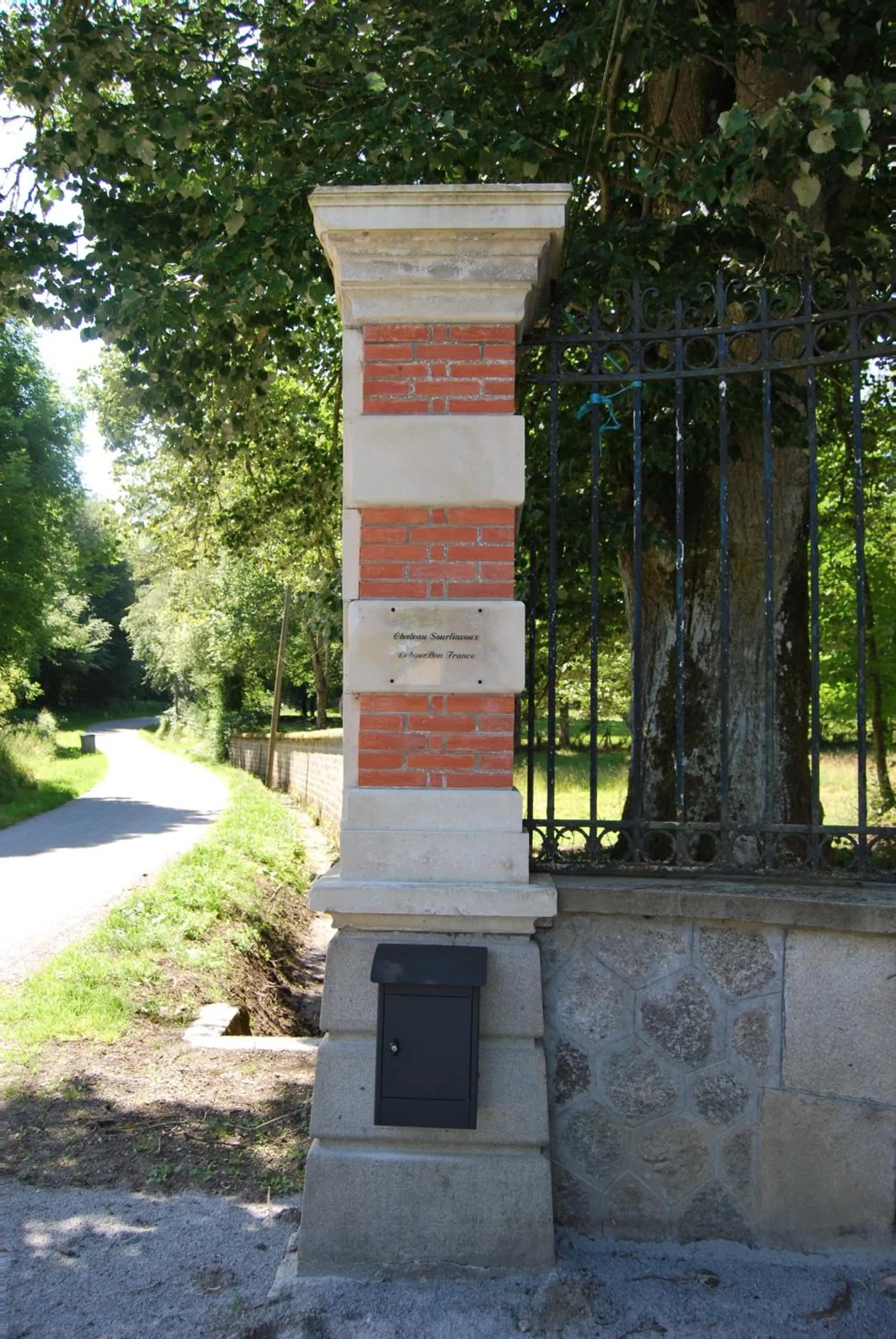 Property building in Chateau Sourliavoux, appartement en chambres d'hôtes