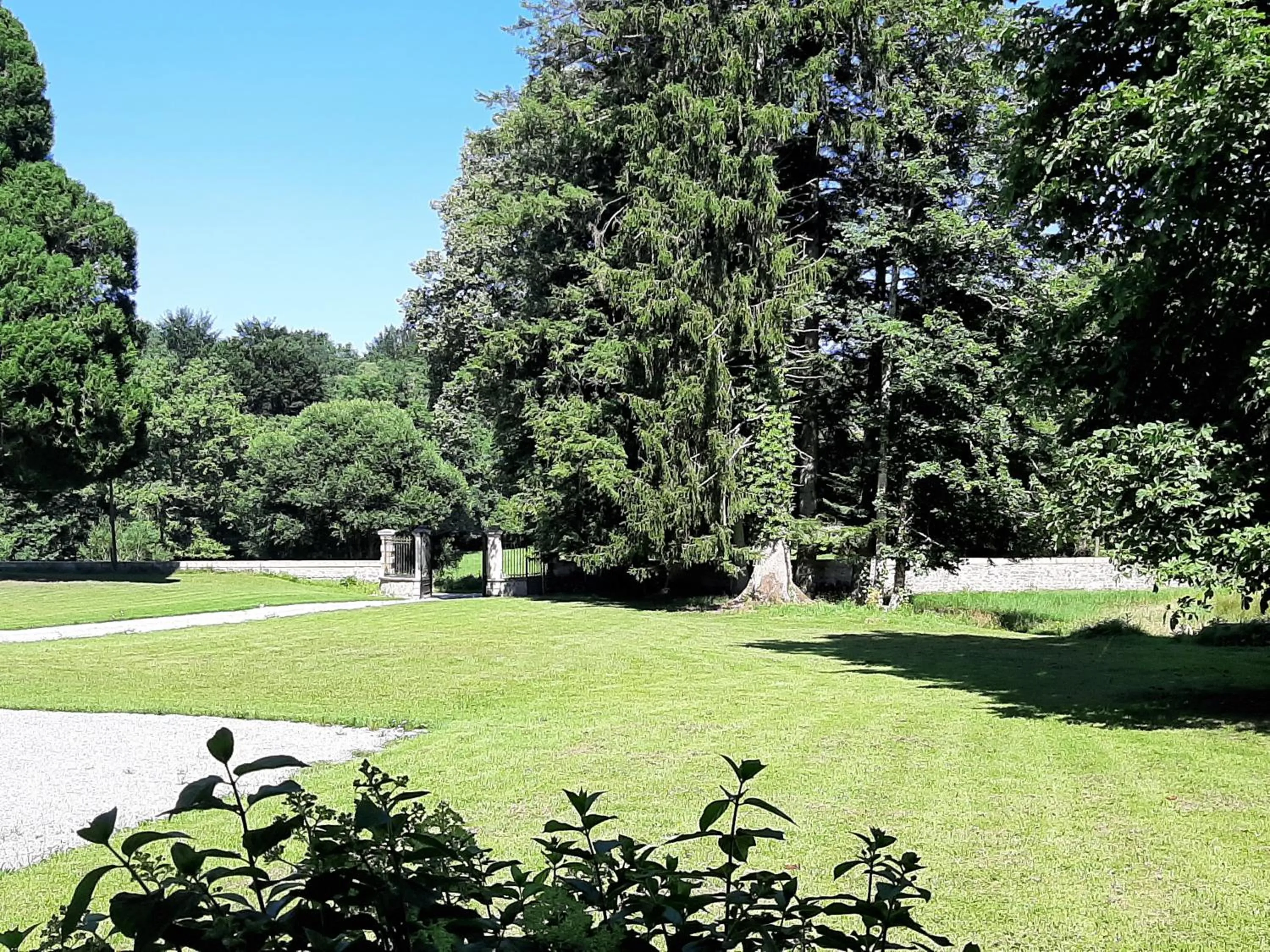 Property building in Chateau Sourliavoux, appartement en chambres d'hôtes