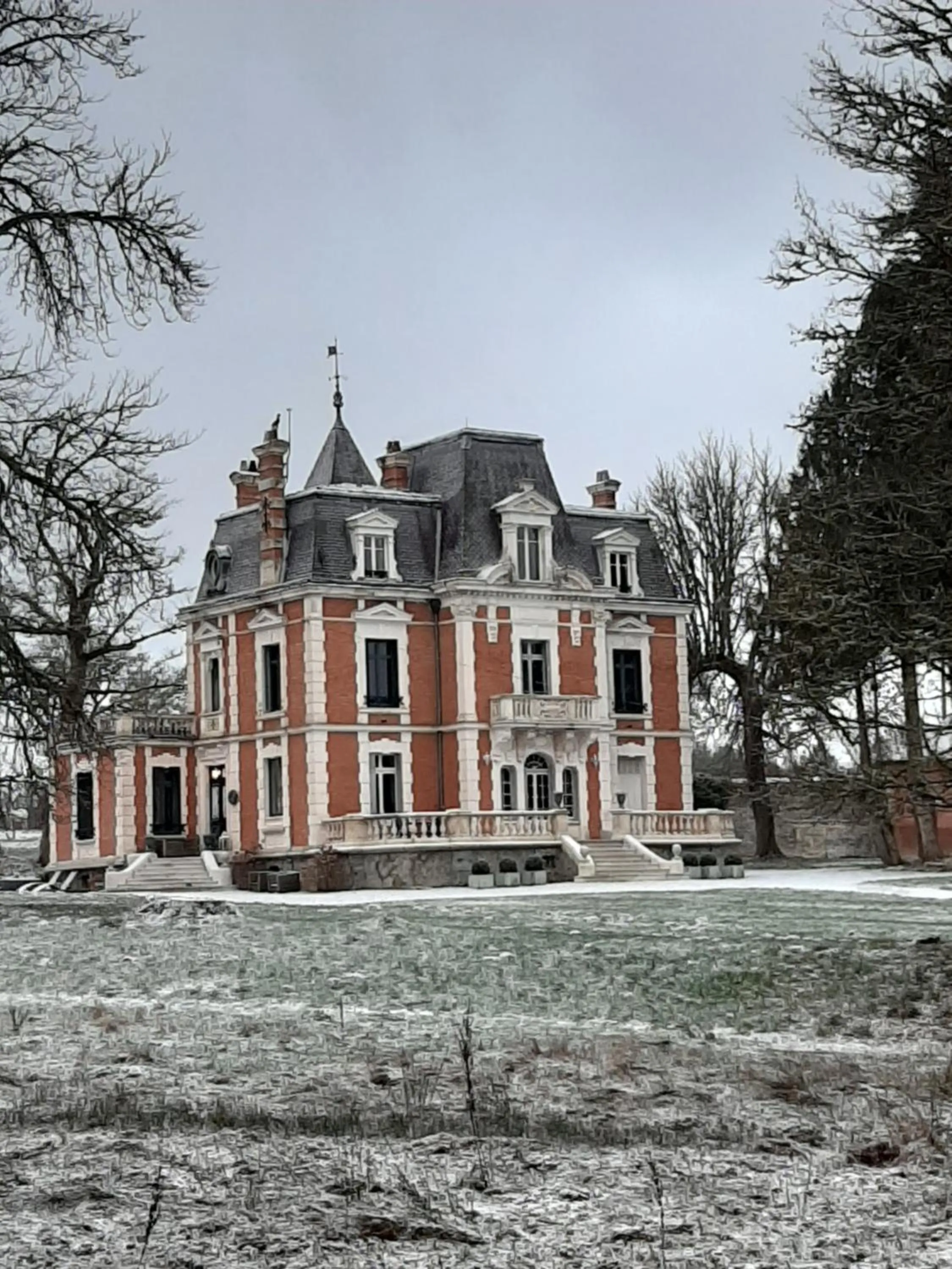 Property building in Chateau Sourliavoux, appartement en chambres d'hôtes