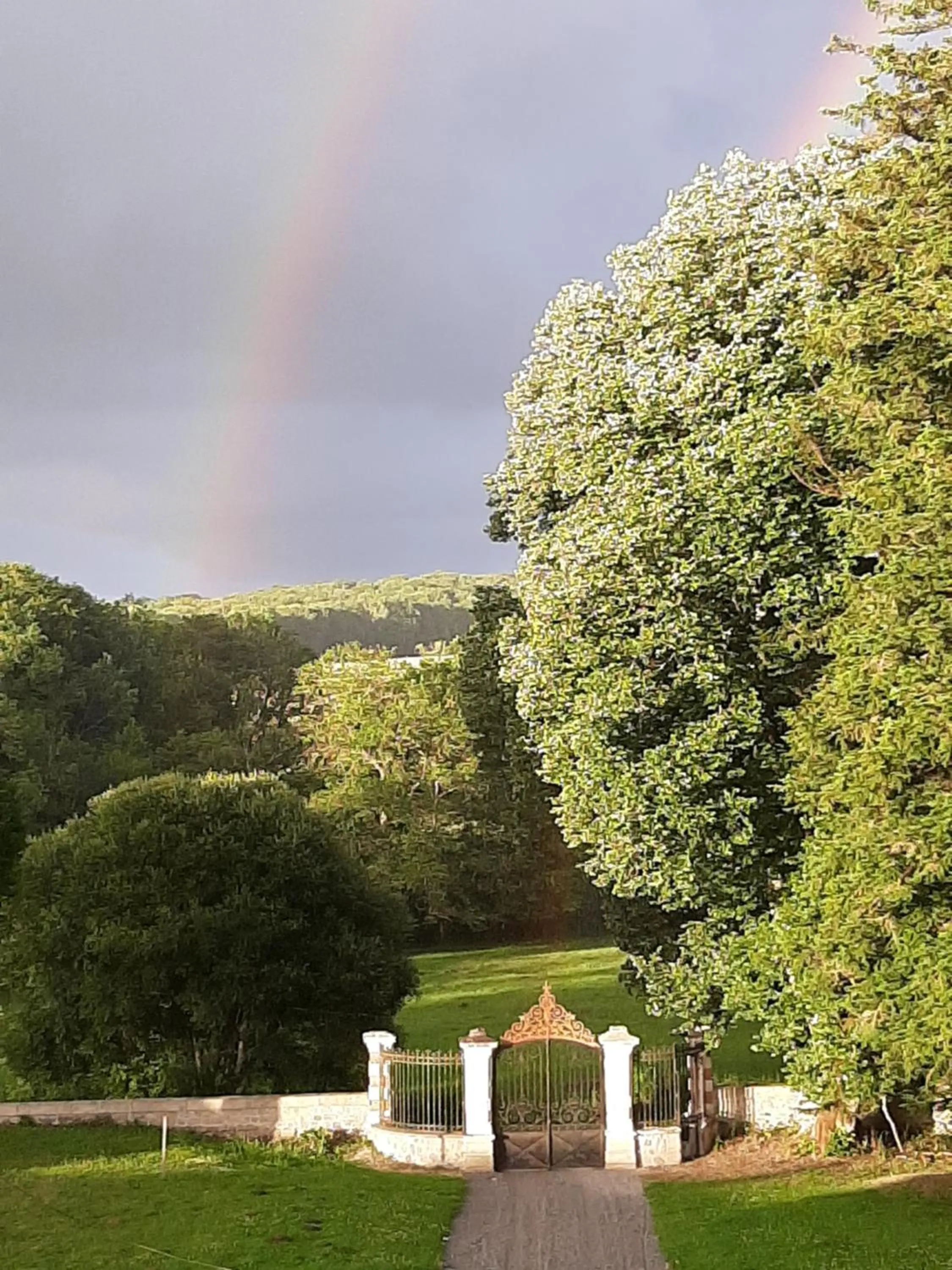Garden in Chateau Sourliavoux, appartement en chambres d'hôtes
