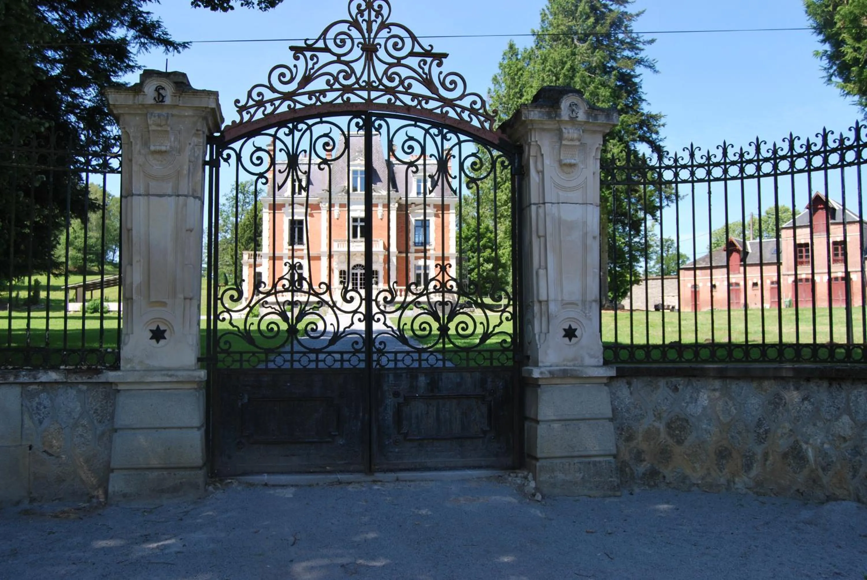 Property building in Chateau Sourliavoux, appartement en chambres d'hôtes