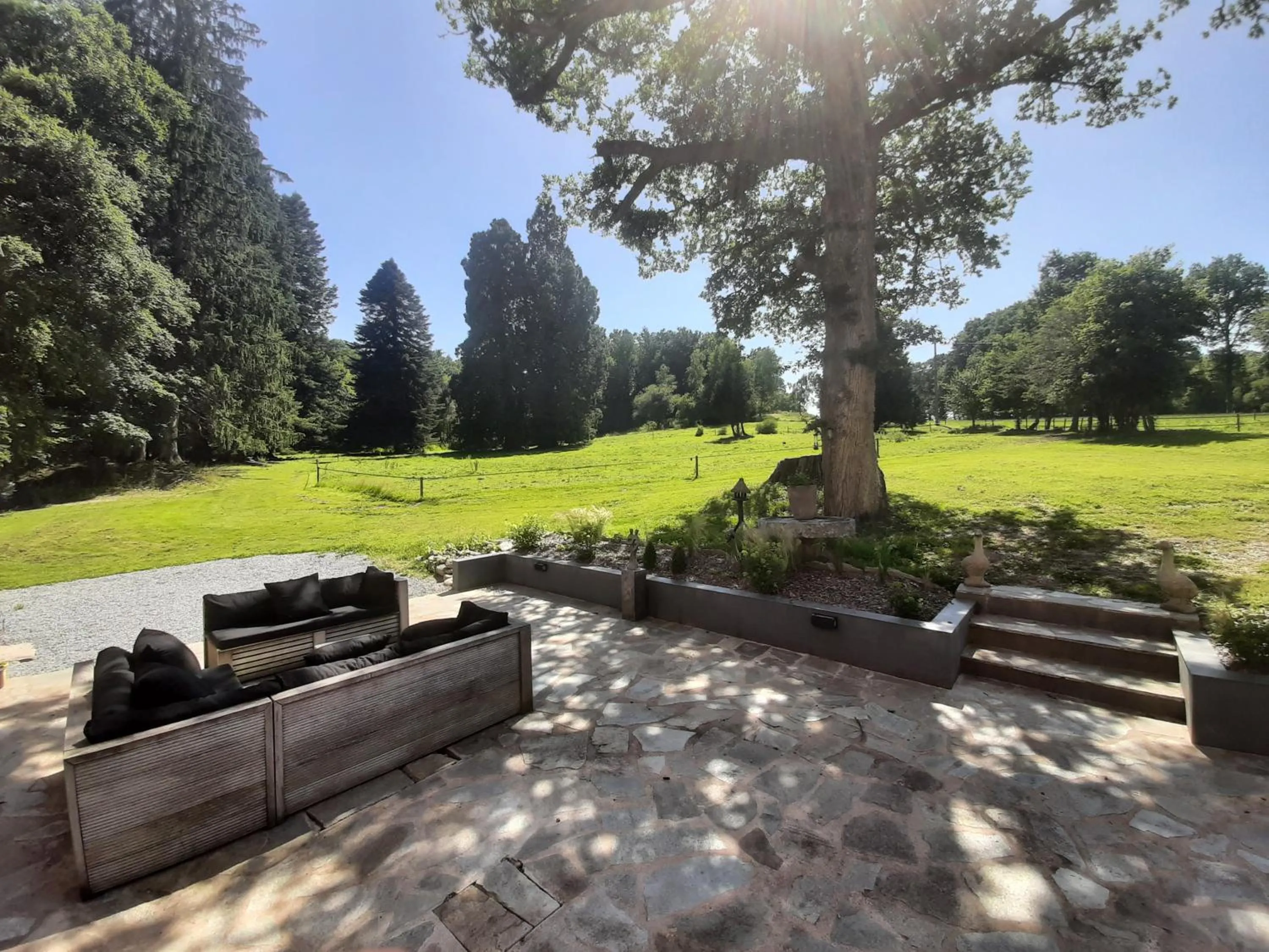 Property building in Chateau Sourliavoux, appartement en chambres d'hôtes