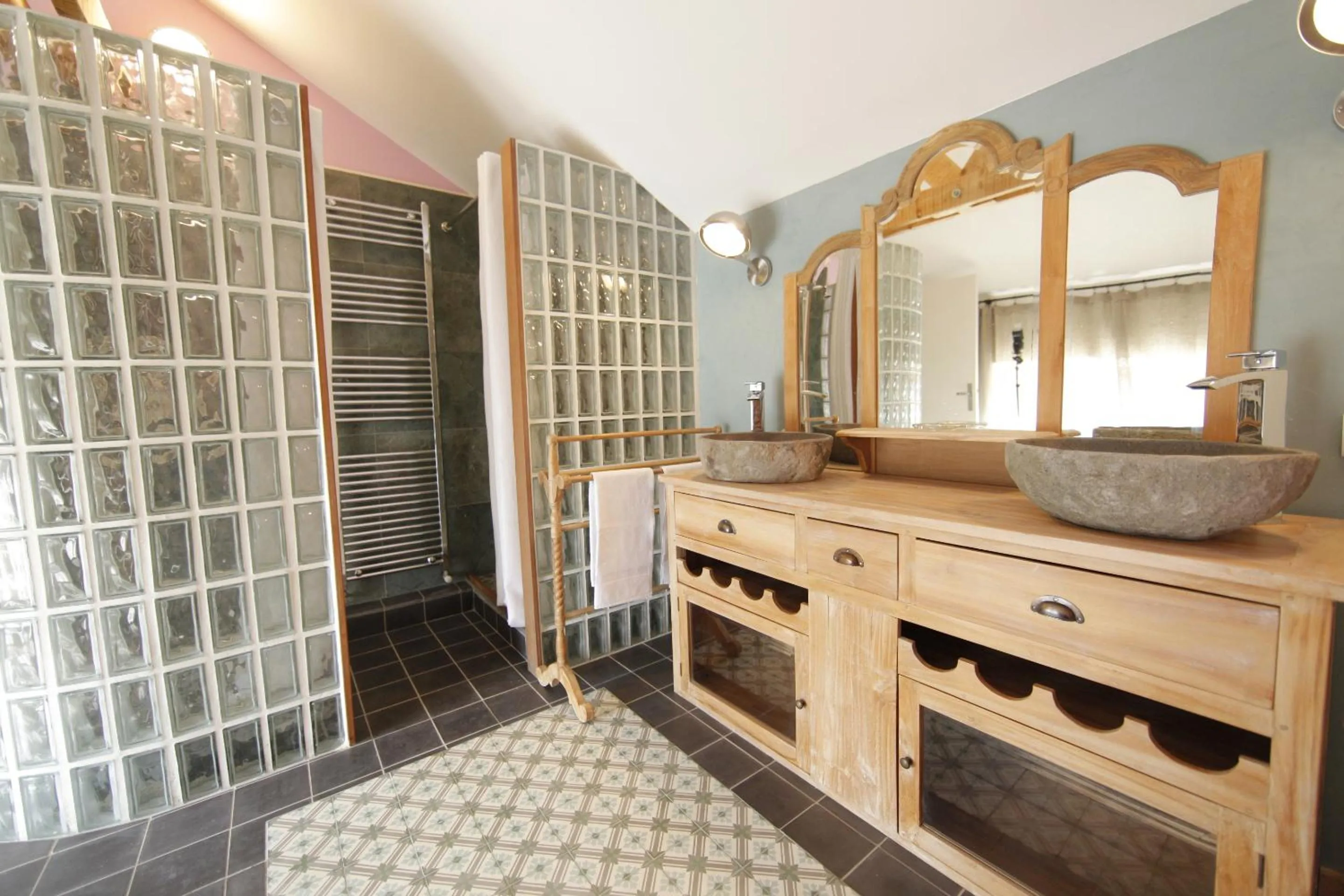 Bathroom in L'annexe du chateau des Girards