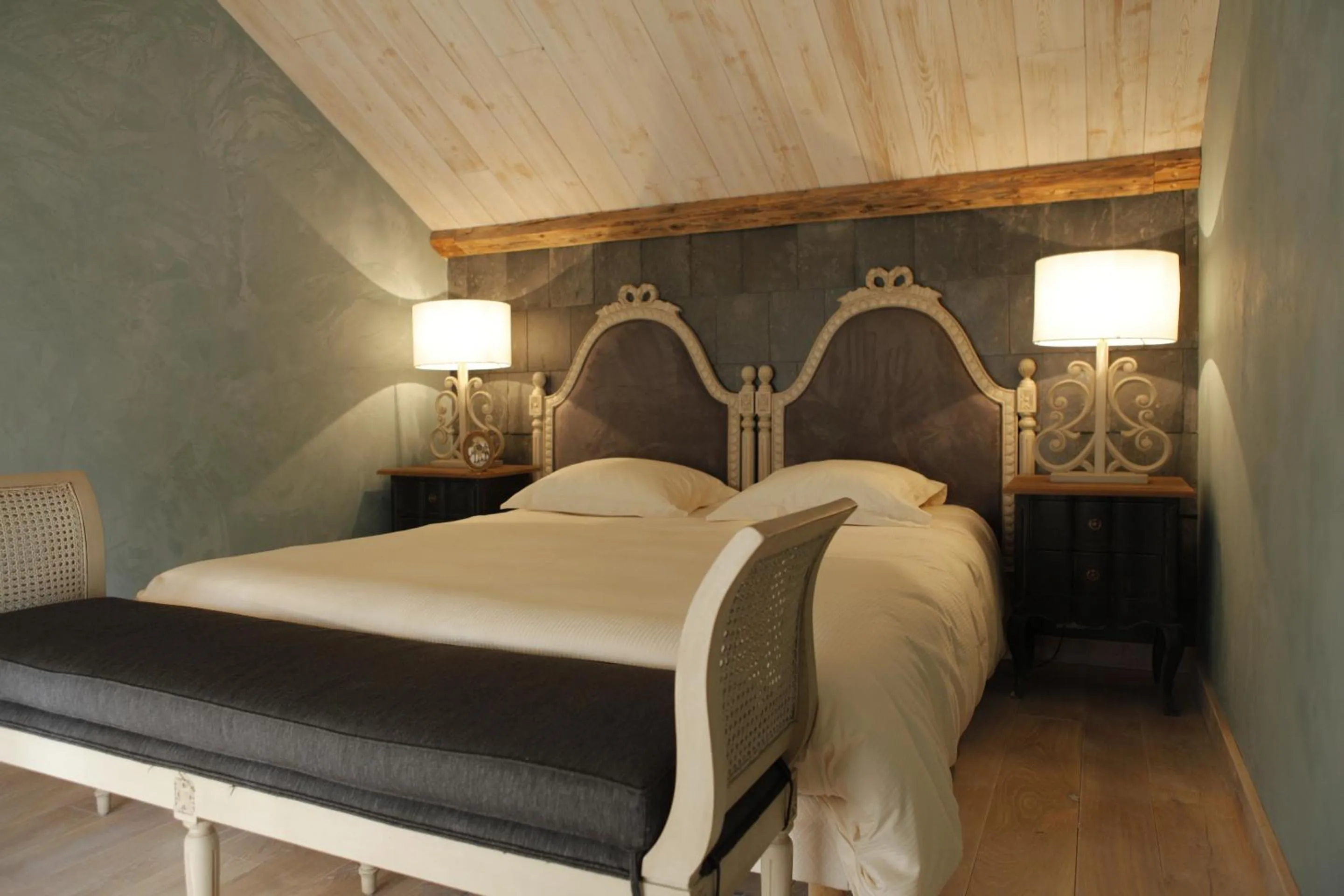Bedroom, Bed in L'annexe du chateau des Girards