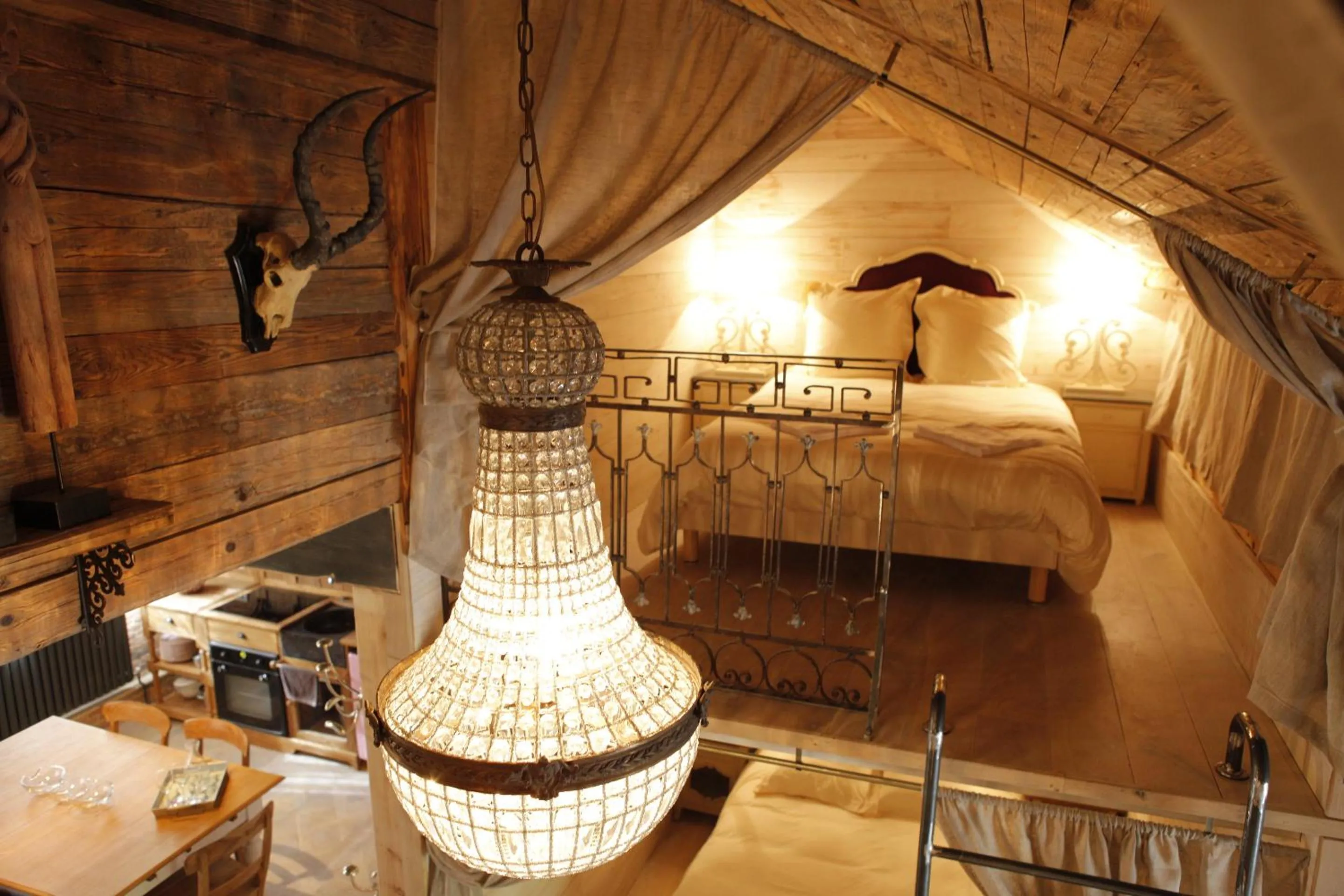 Bedroom, Bed in L'annexe du chateau des Girards