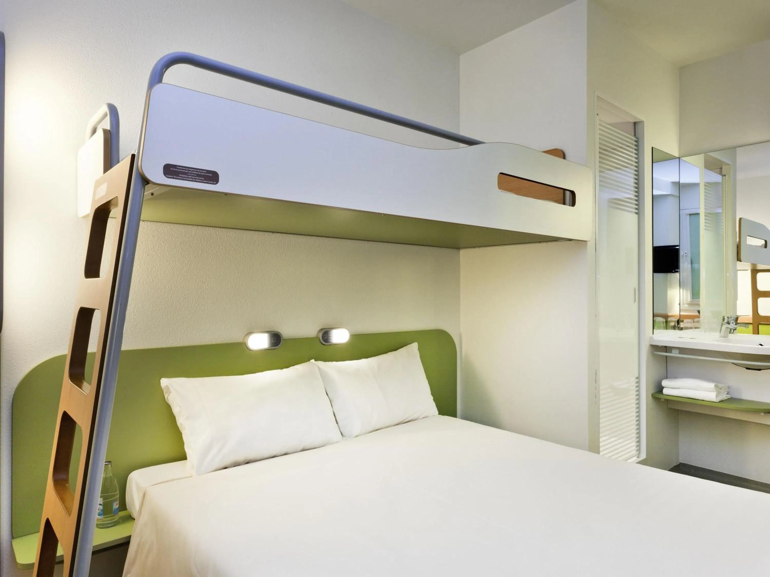 Bedroom, Bed in ibis budget Lyon Gerland