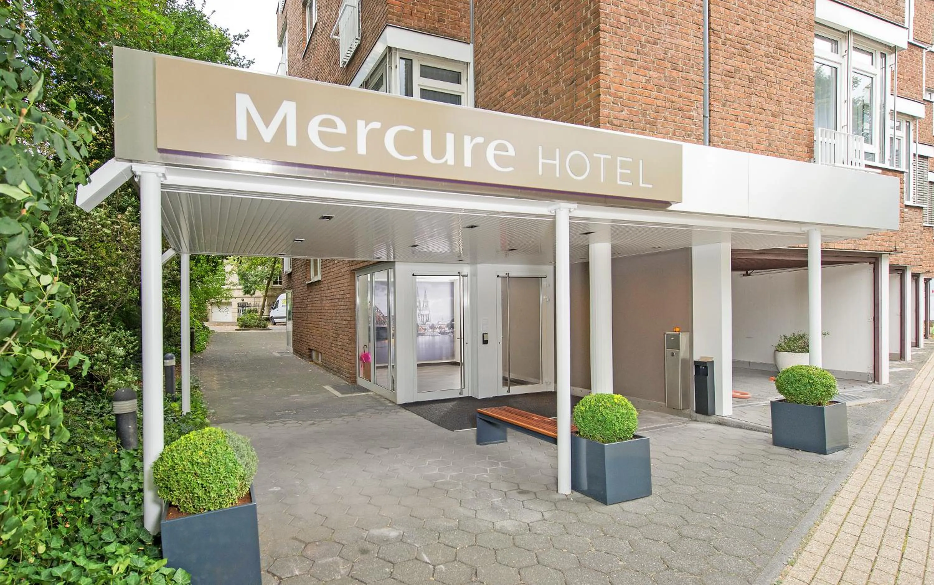 Facade/entrance in Mercure Hotel Koeln Belfortstrasse