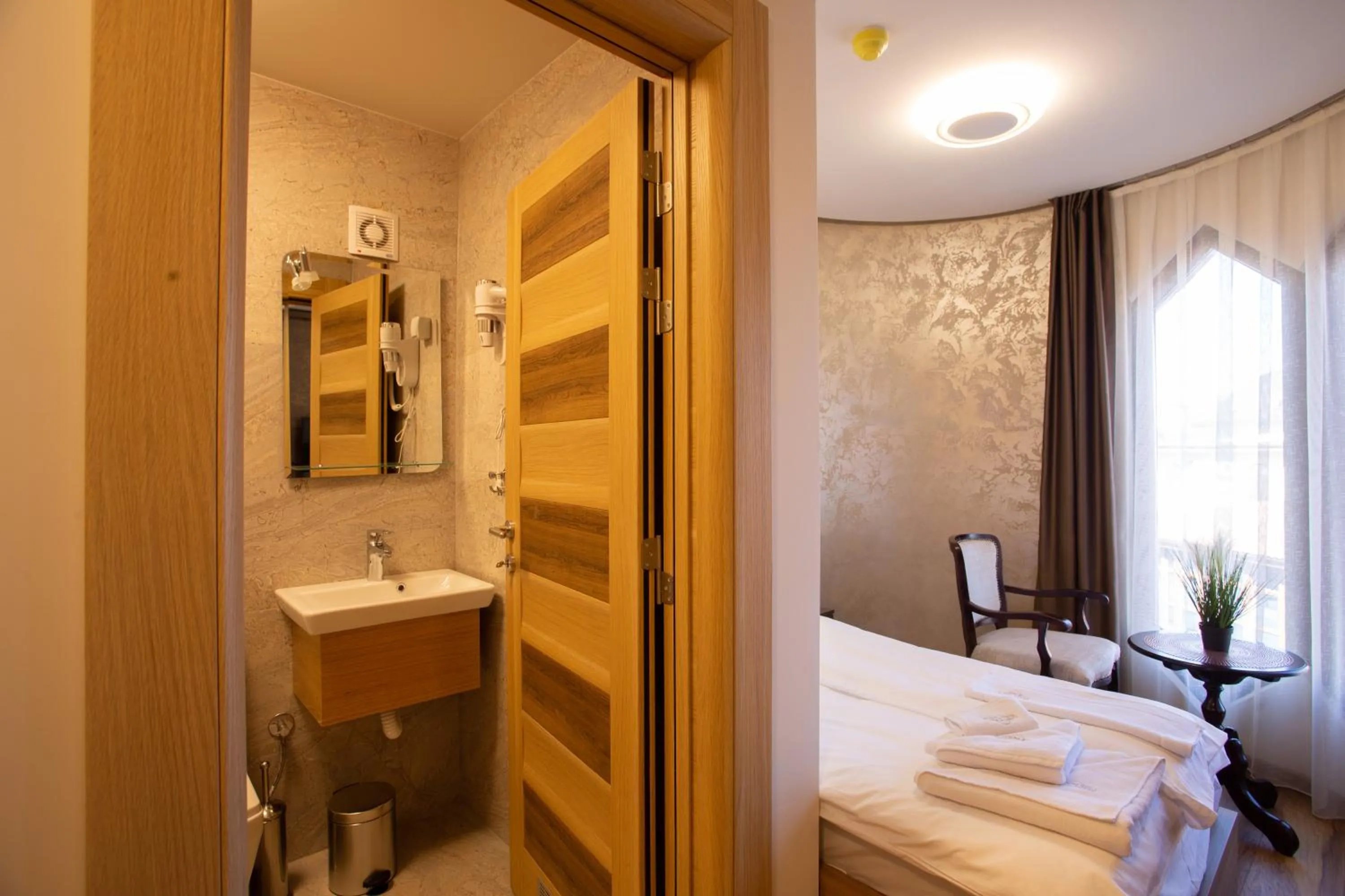 Toilet, Bed in Hotel Vrbak ND