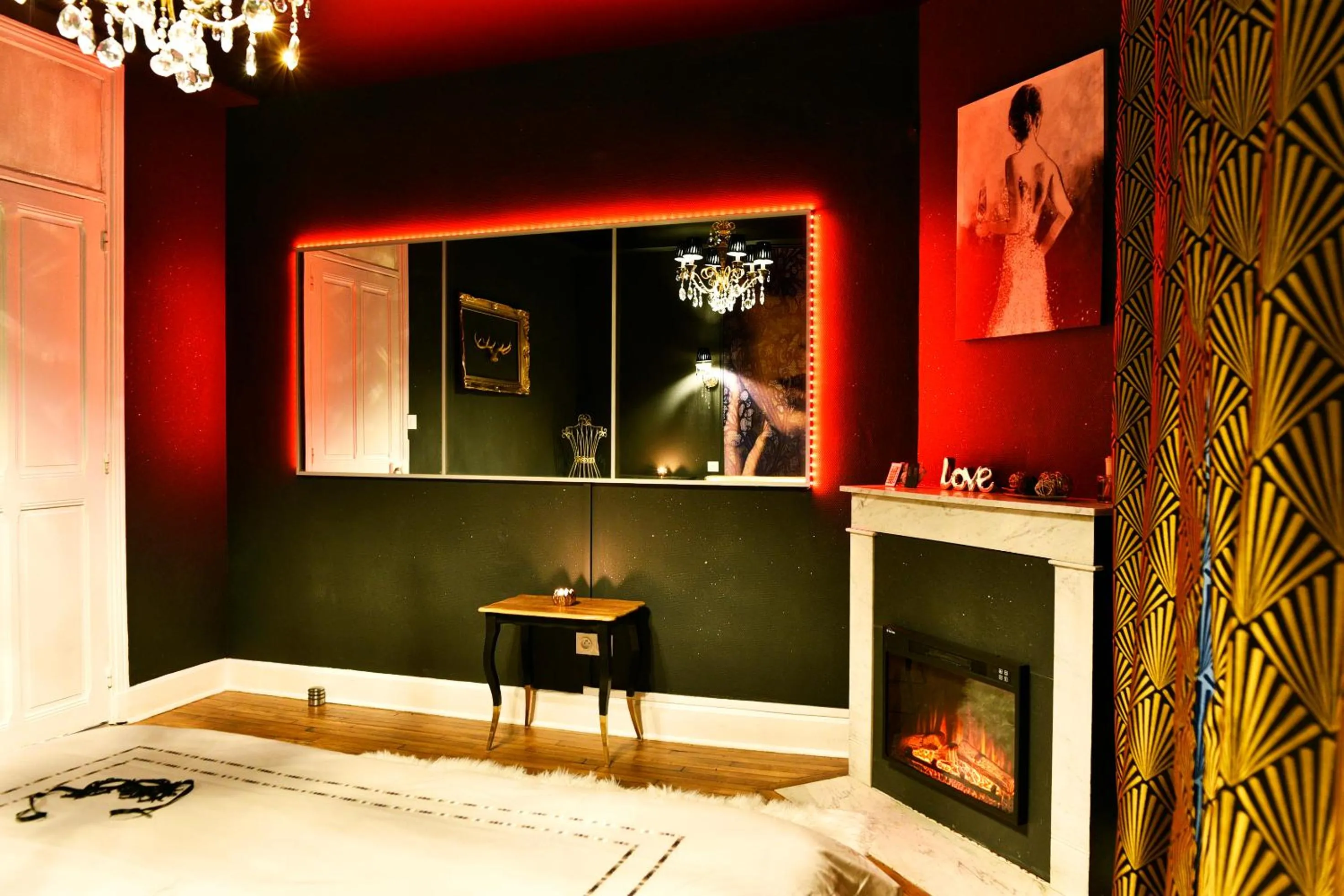 Bedroom, Bed in MoonLOVE, SPA/Sauna et Jacuzzi privés, charme et détente.