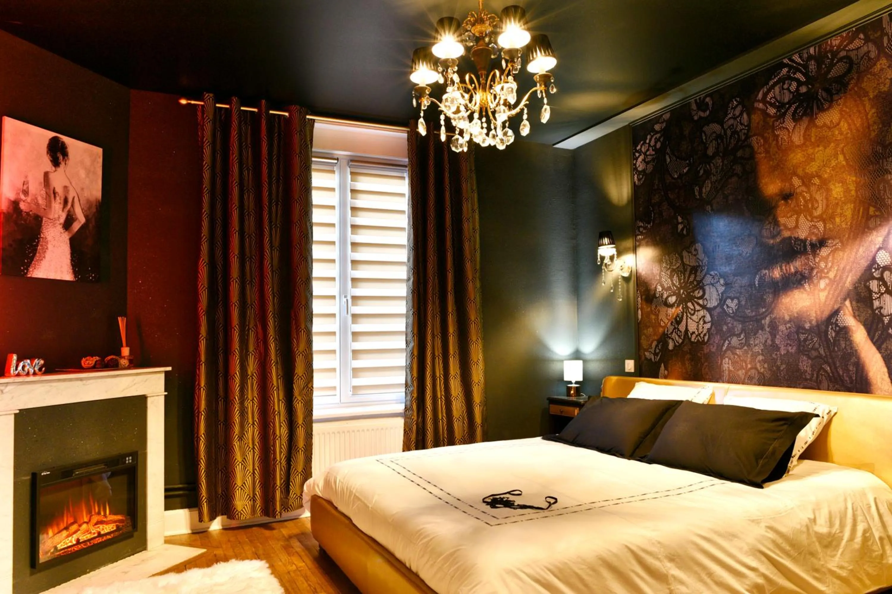 Photo of the whole room, Bed in MoonLOVE, SPA/Sauna et Jacuzzi privés, charme et détente.