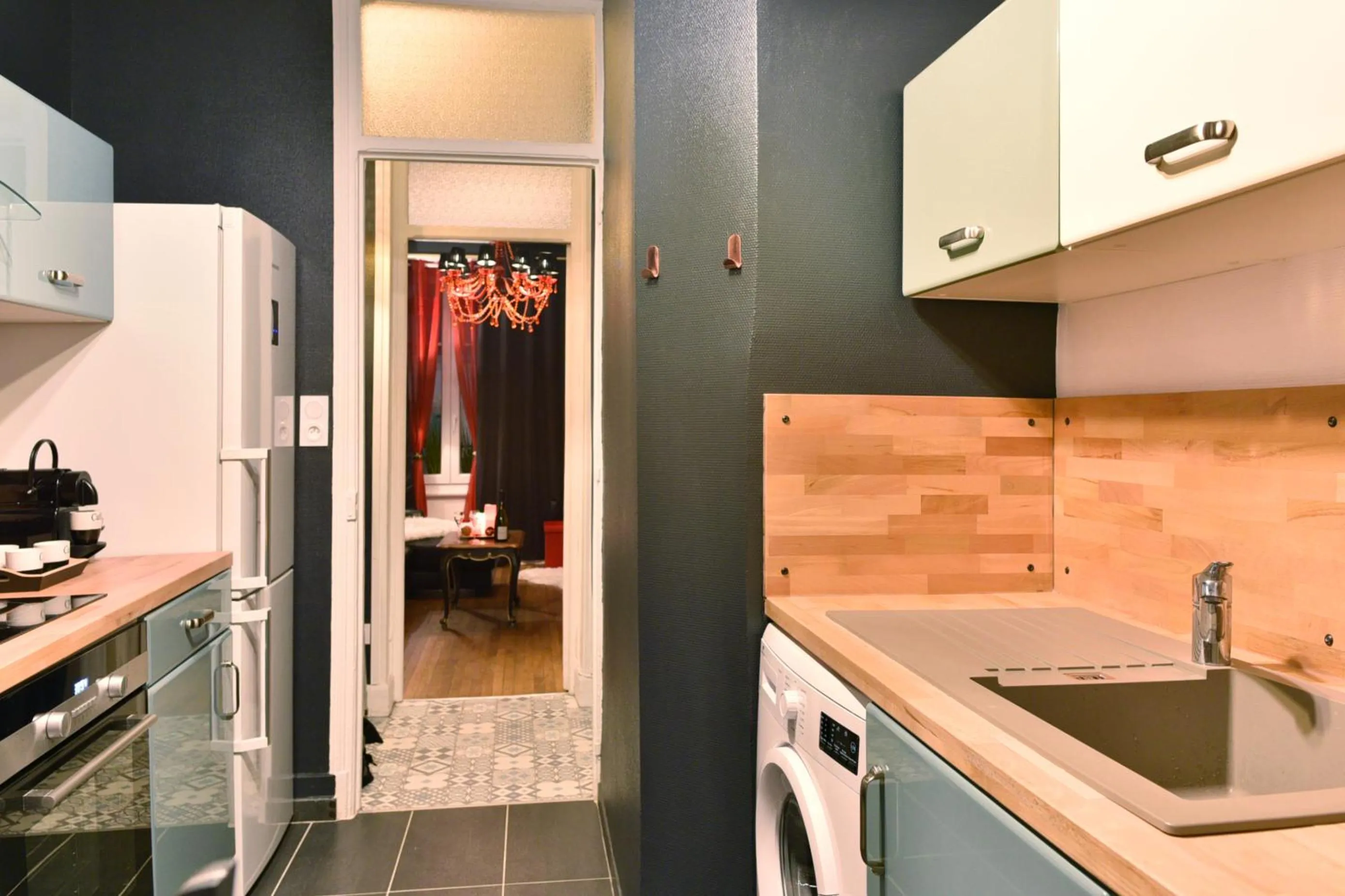 Kitchen or kitchenette in MoonLOVE, SPA/Sauna et Jacuzzi privés, charme et détente.