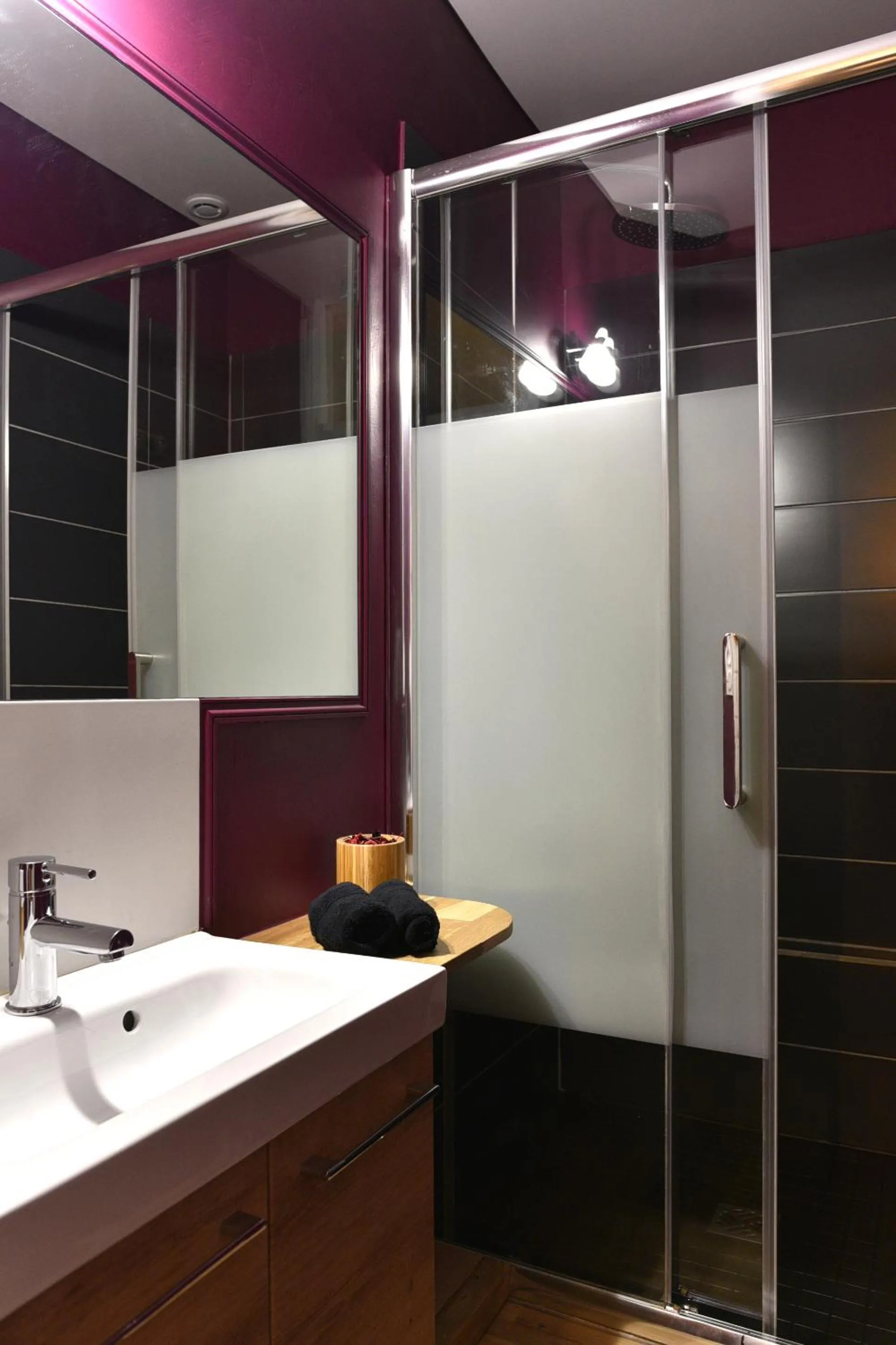 Shower in MoonLOVE, SPA/Sauna et Jacuzzi privés, charme et détente.
