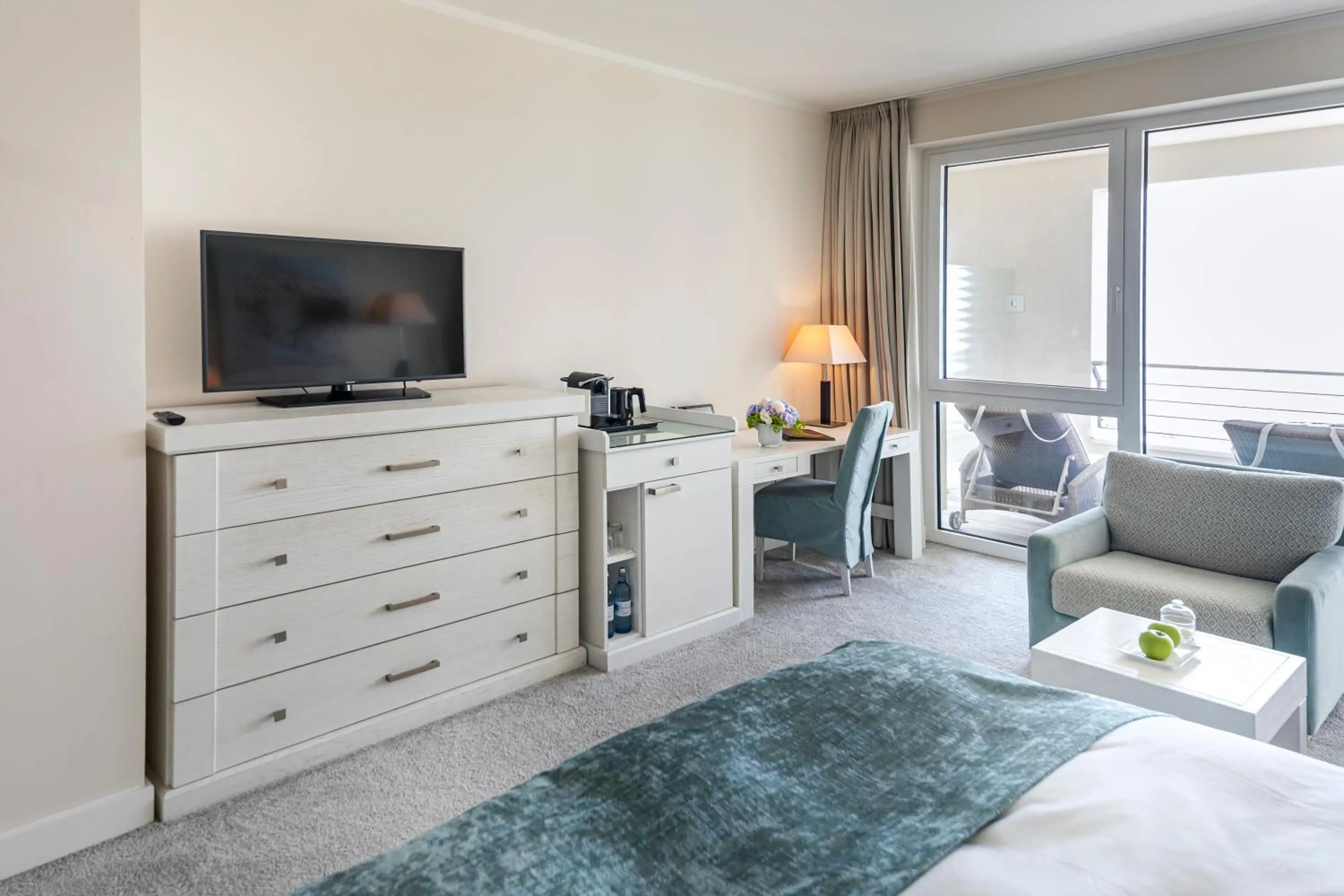 Photo of the whole room, Bed in Strandhotel Dünenmeer - Adults only