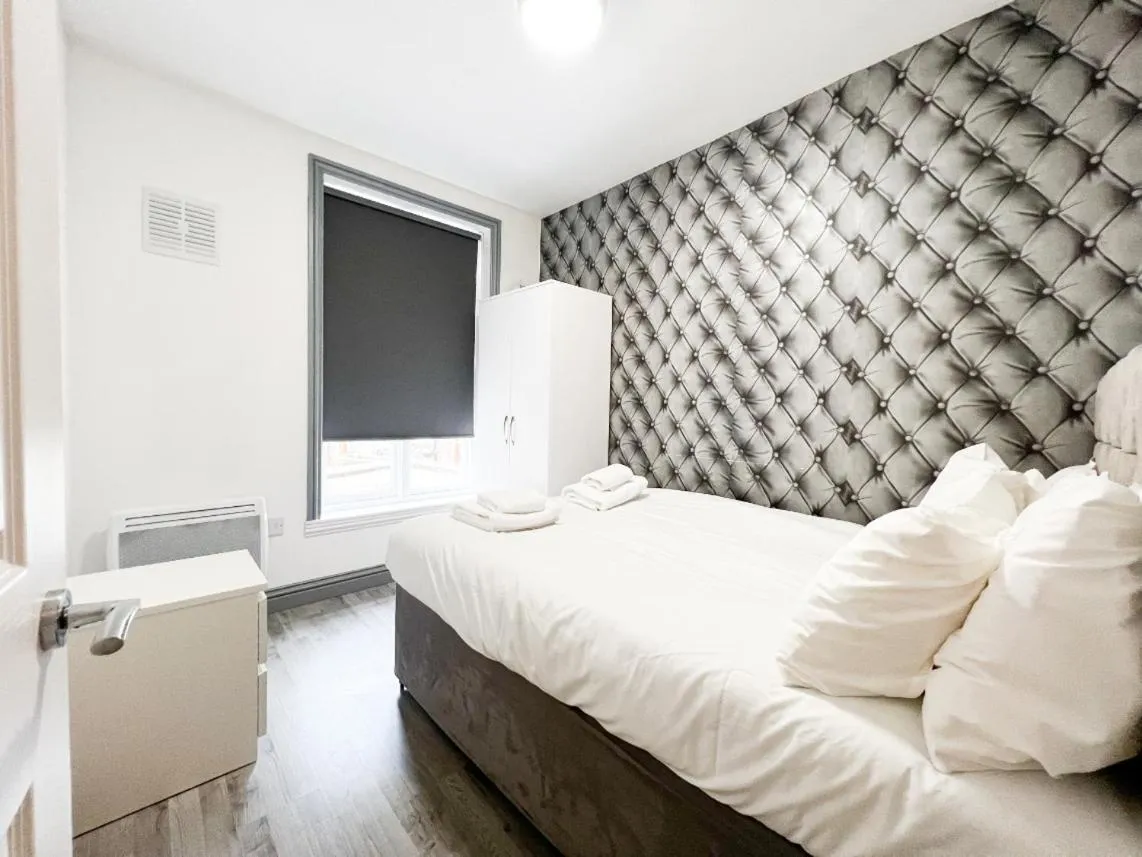 Bedroom, TV/Entertainment Center in The Quayside Apartment Hotel