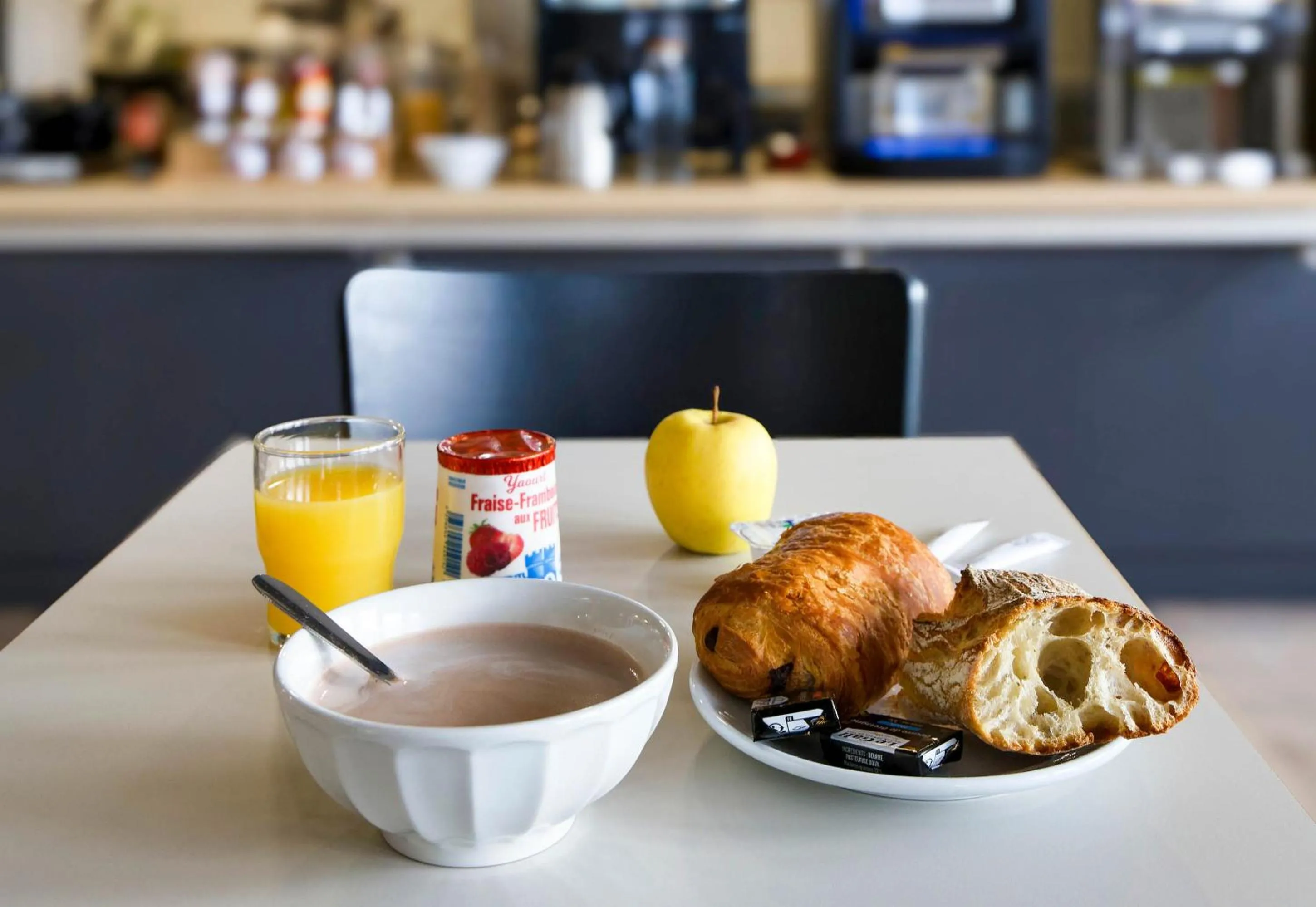 Buffet breakfast in B&B HOTEL Clermont-Ferrand Gerzat