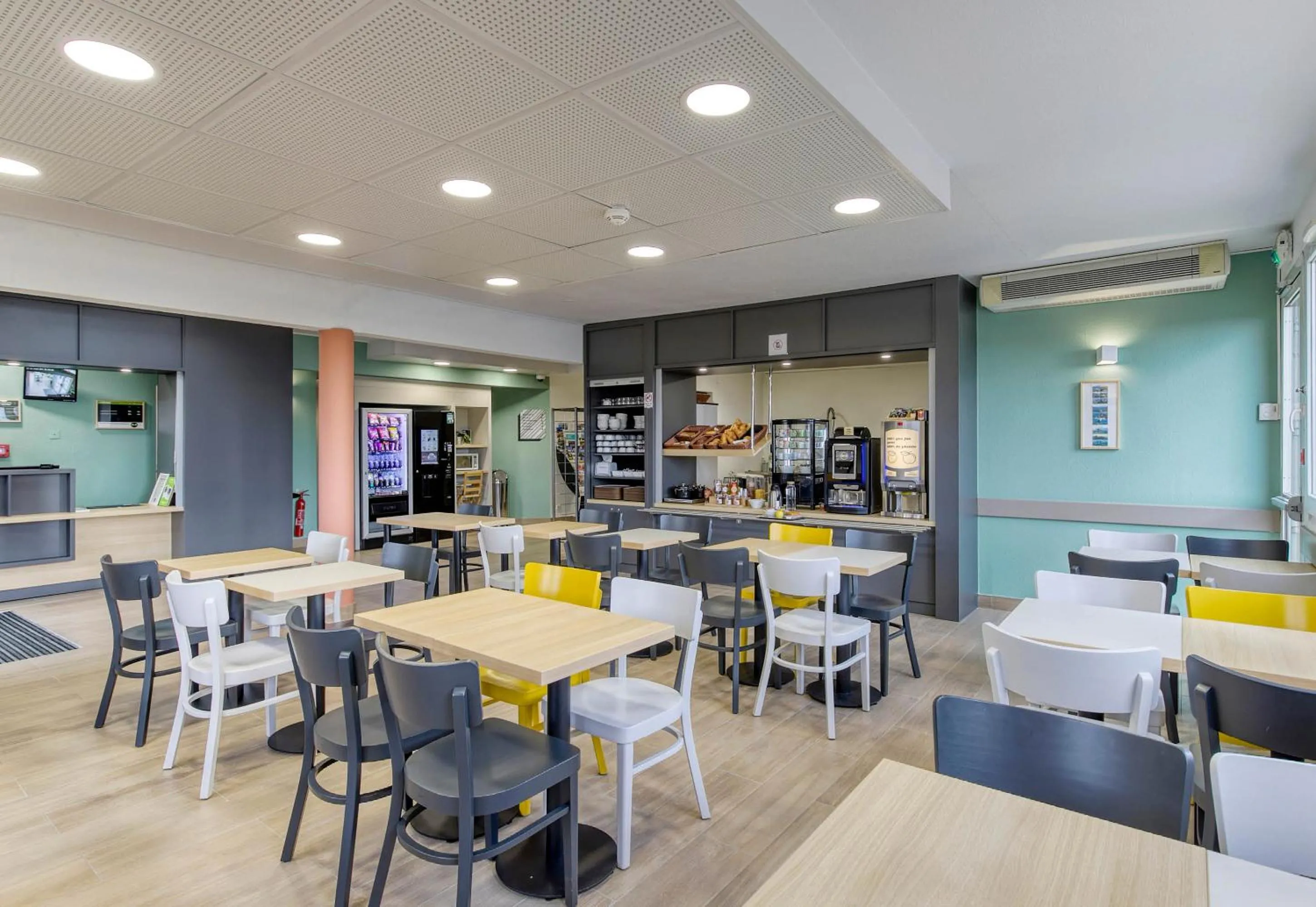 Restaurant/places to eat in B&B HOTEL Clermont-Ferrand Gerzat