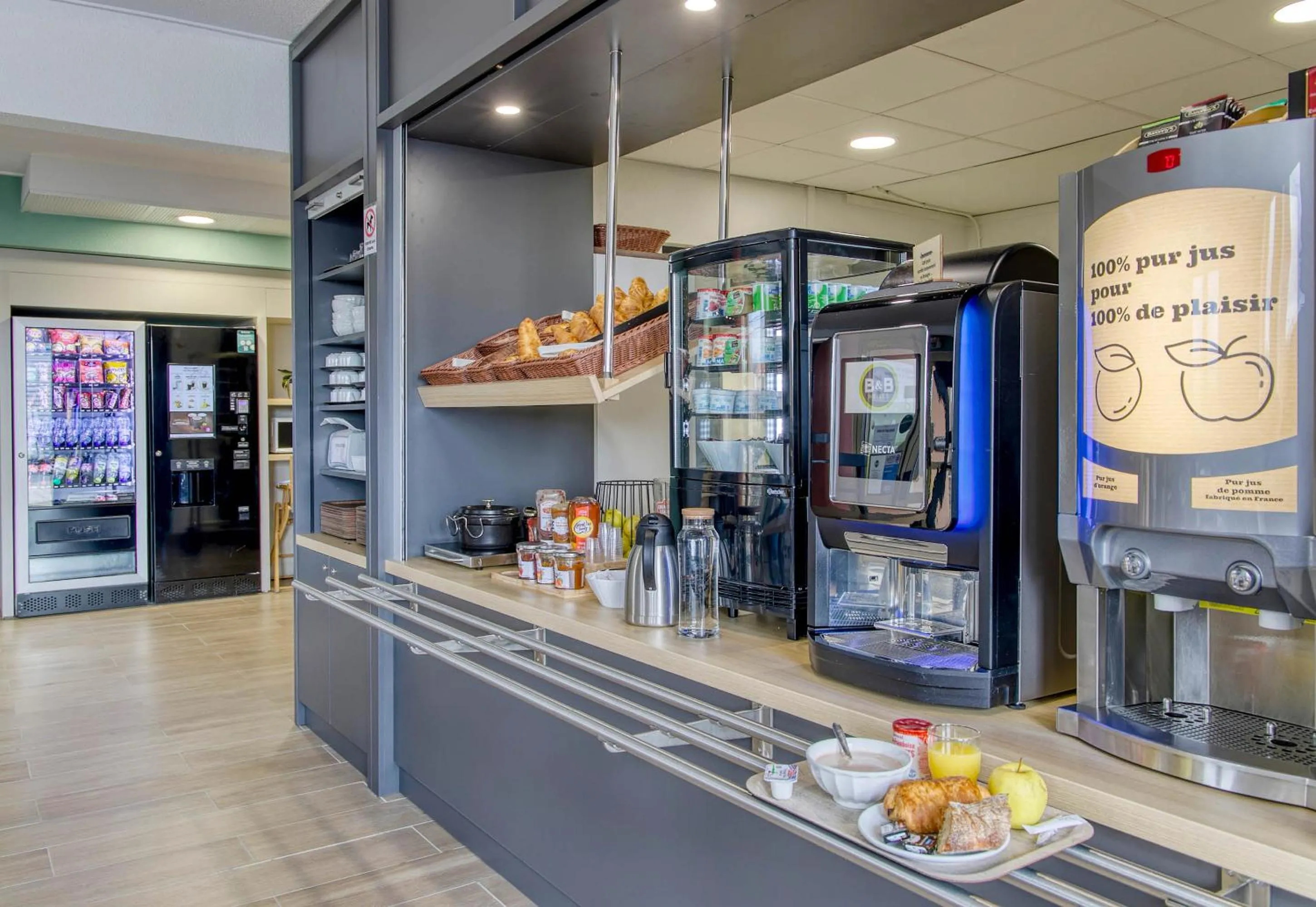 Buffet breakfast in B&B HOTEL Clermont-Ferrand Gerzat