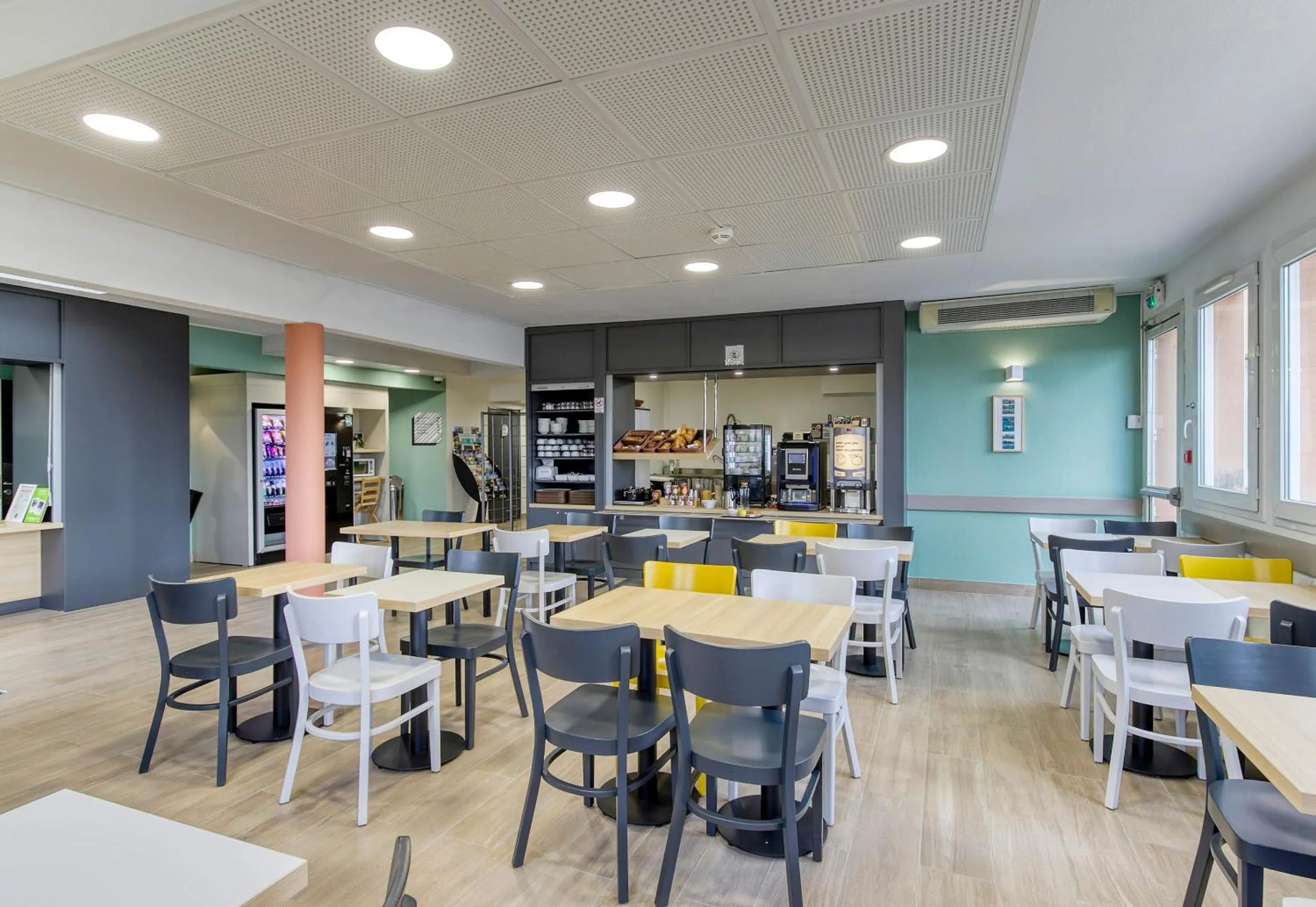 Restaurant/places to eat in B&B HOTEL Clermont-Ferrand Gerzat