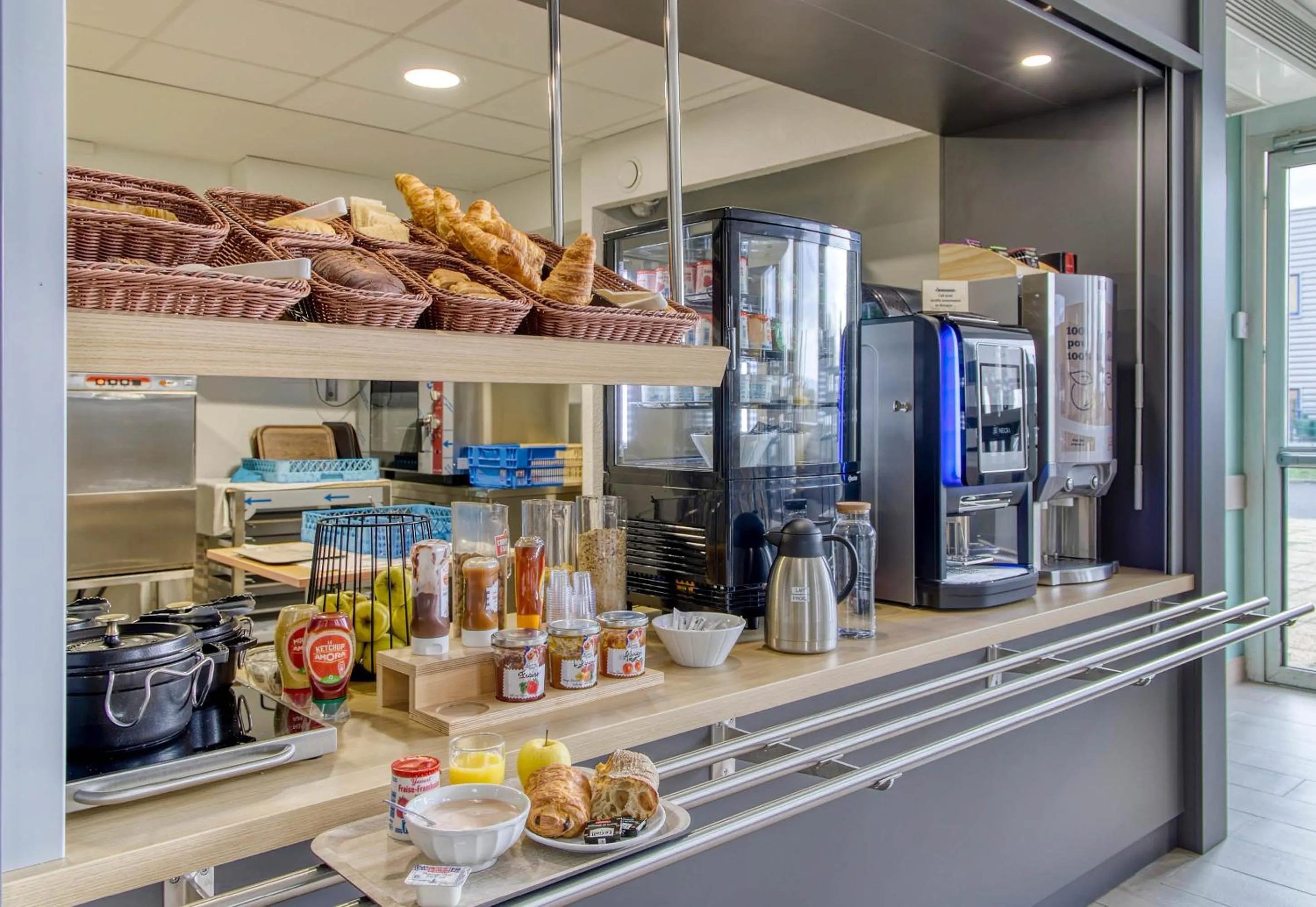 Buffet breakfast in B&B HOTEL Clermont-Ferrand Gerzat