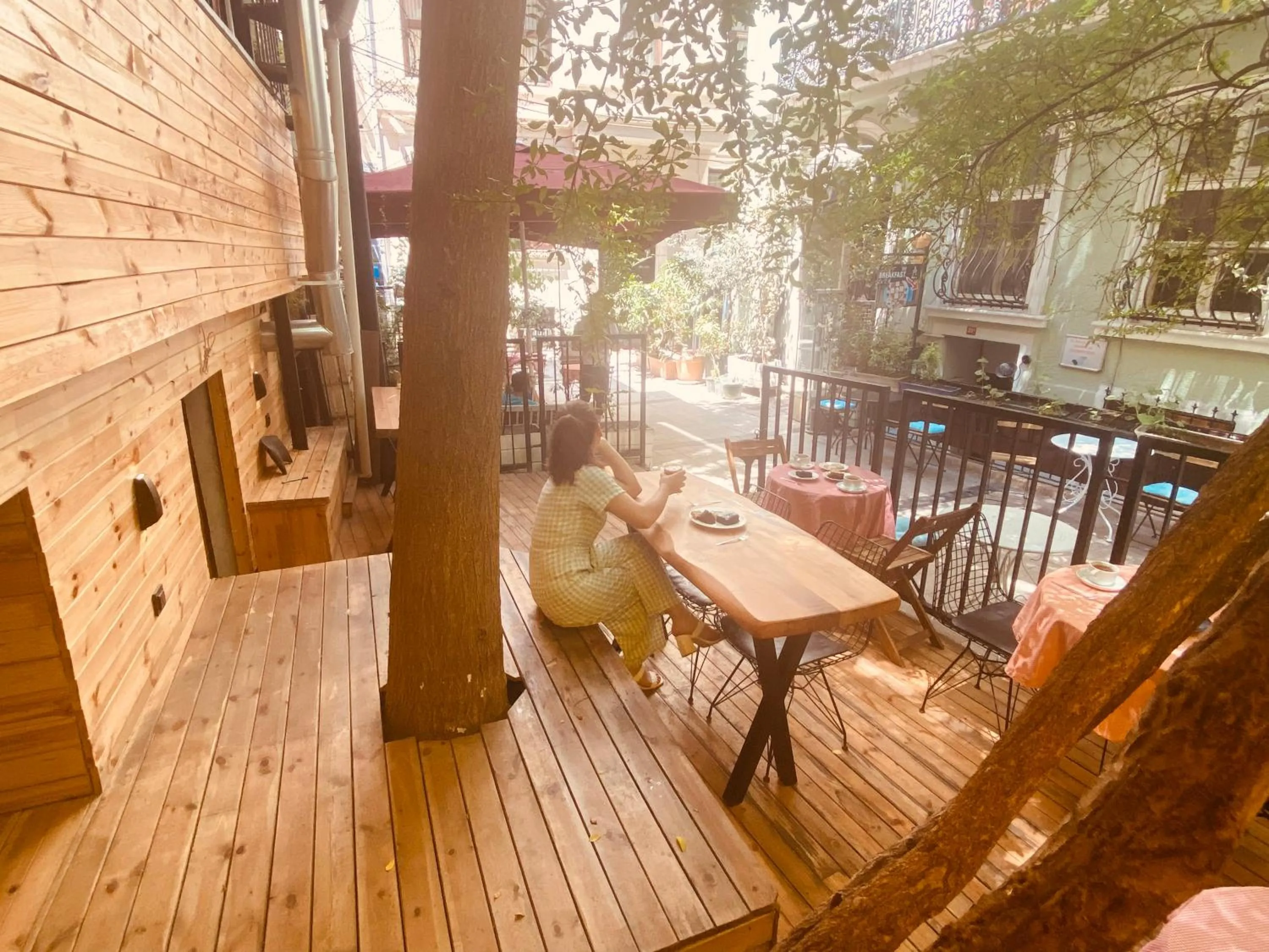 Patio, Restaurant/Places to Eat in GANJ Hotel