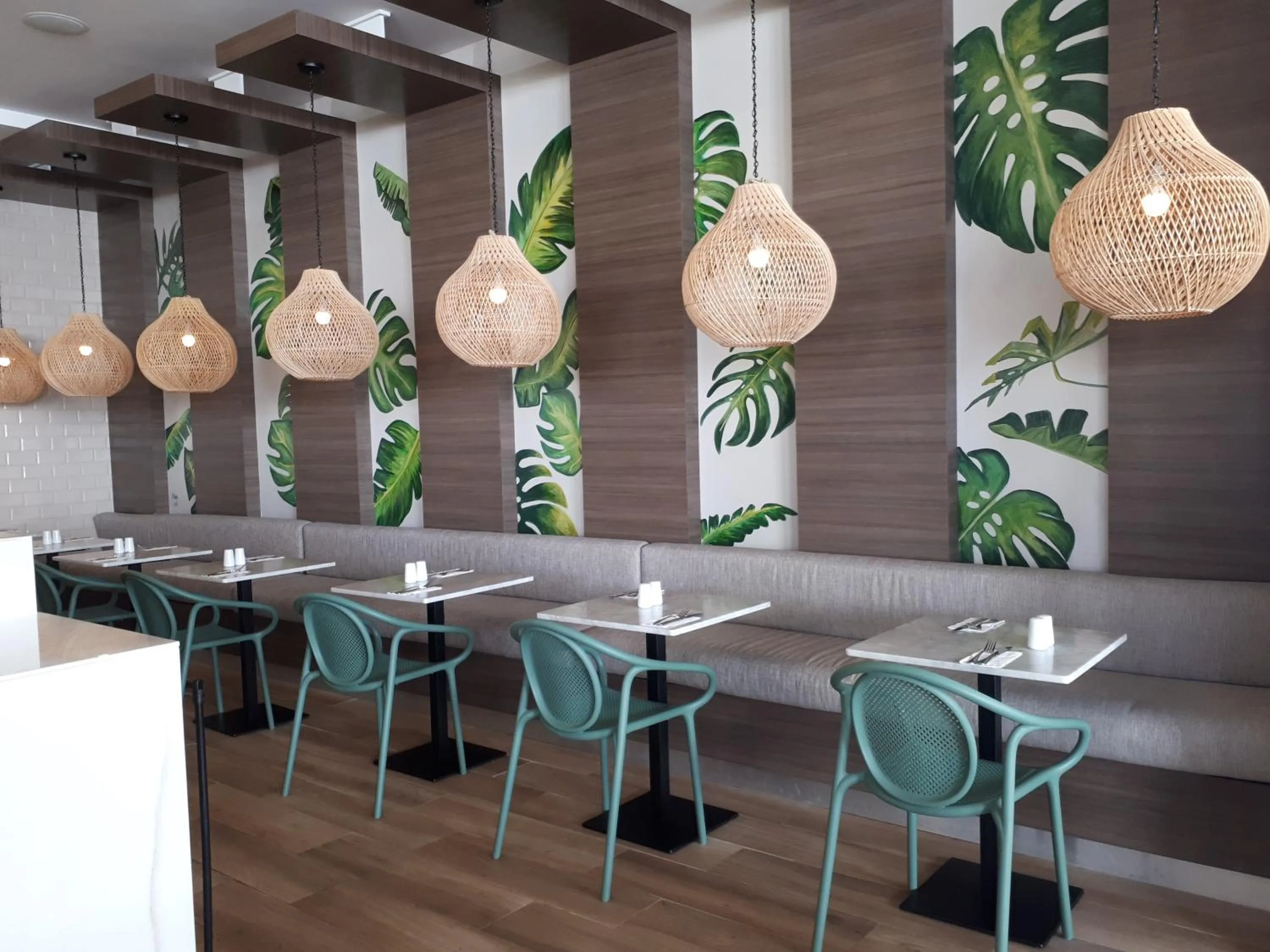 Restaurant/places to eat in The Mill Resort and Suites