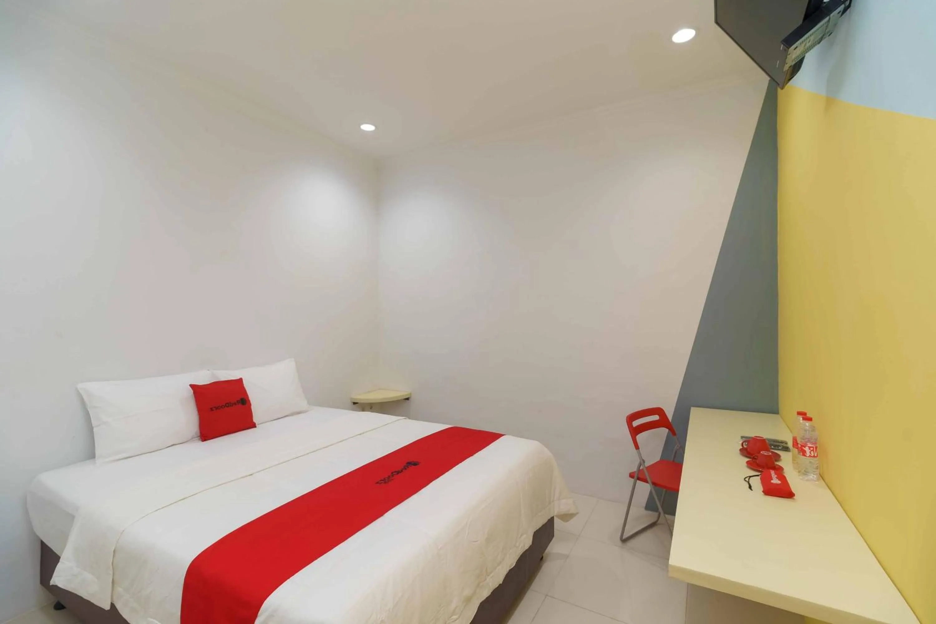 Bed in RedDoorz @ Taman Galaxy Bekasi