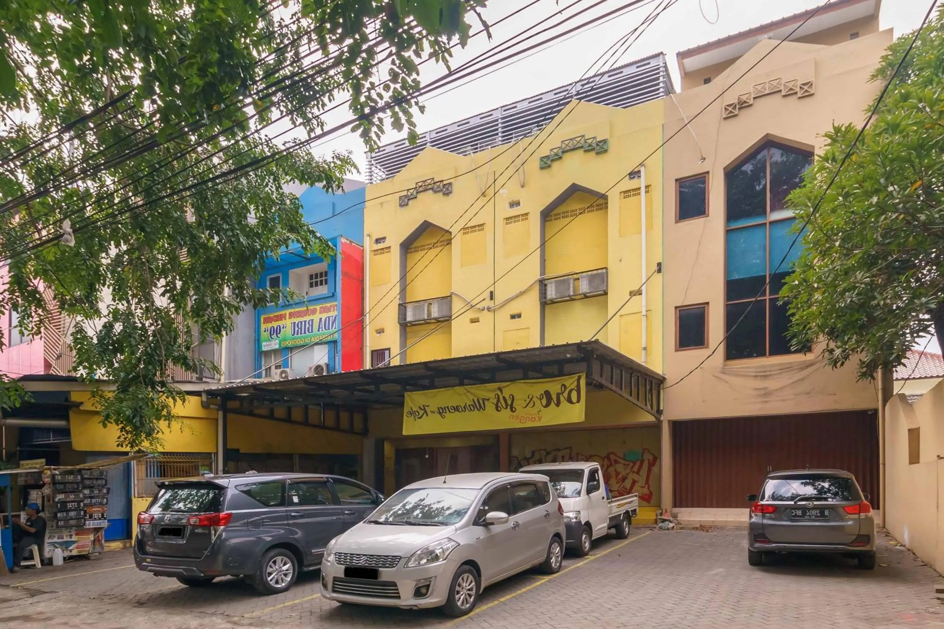 Property logo or sign in RedDoorz @ Taman Galaxy Bekasi