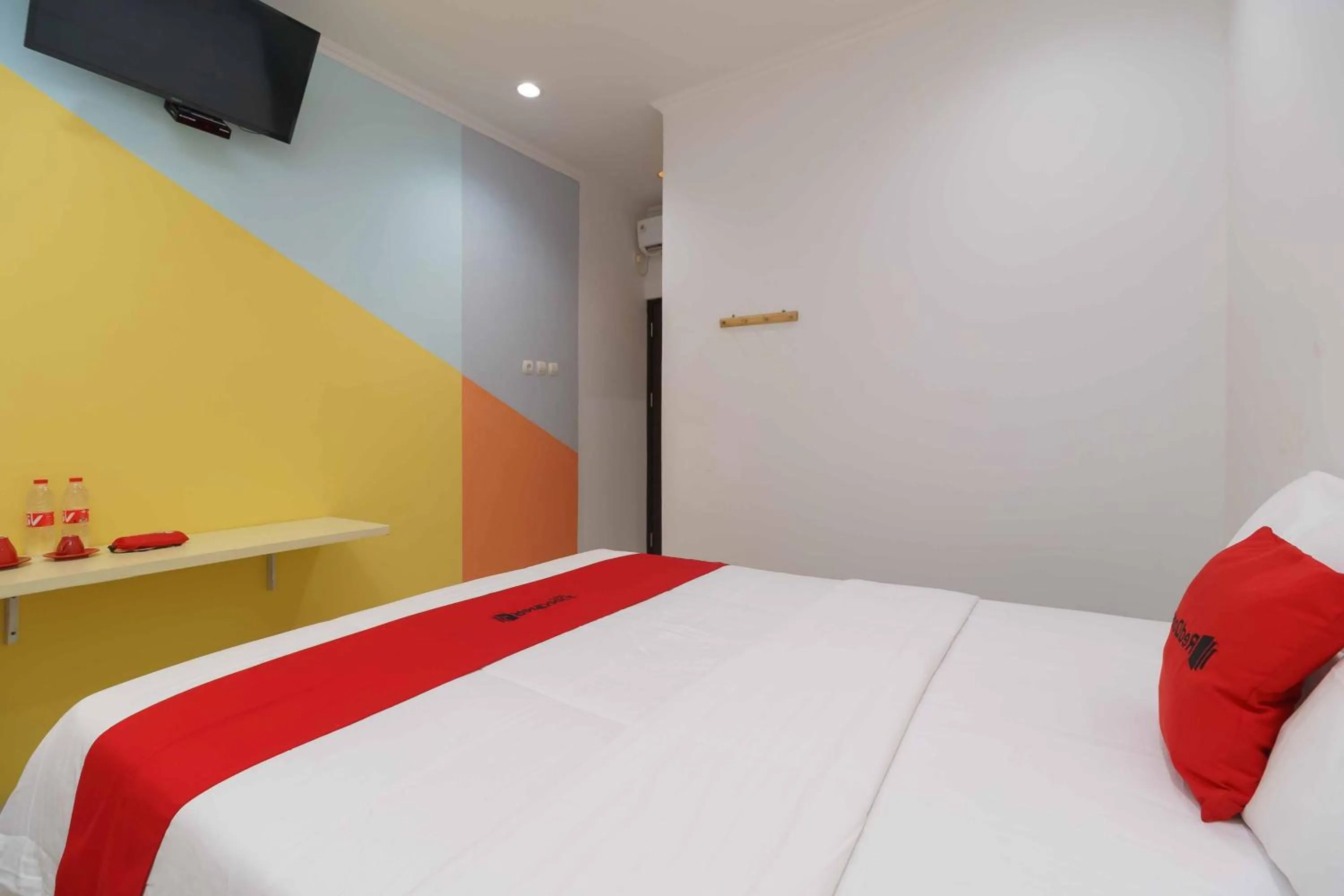 Bed in RedDoorz @ Taman Galaxy Bekasi