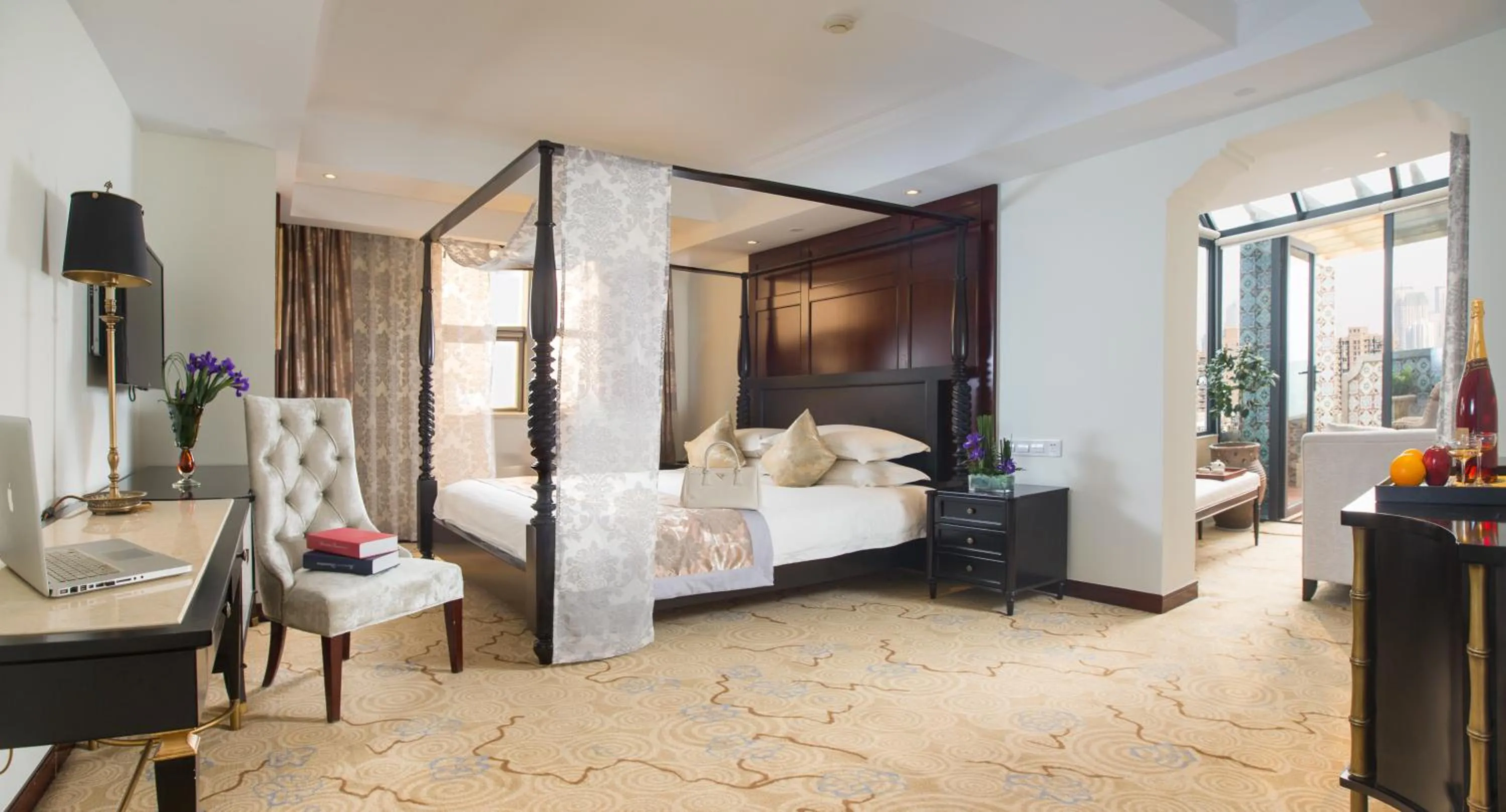 Photo of the whole room, Bed in Huachen International Hotel