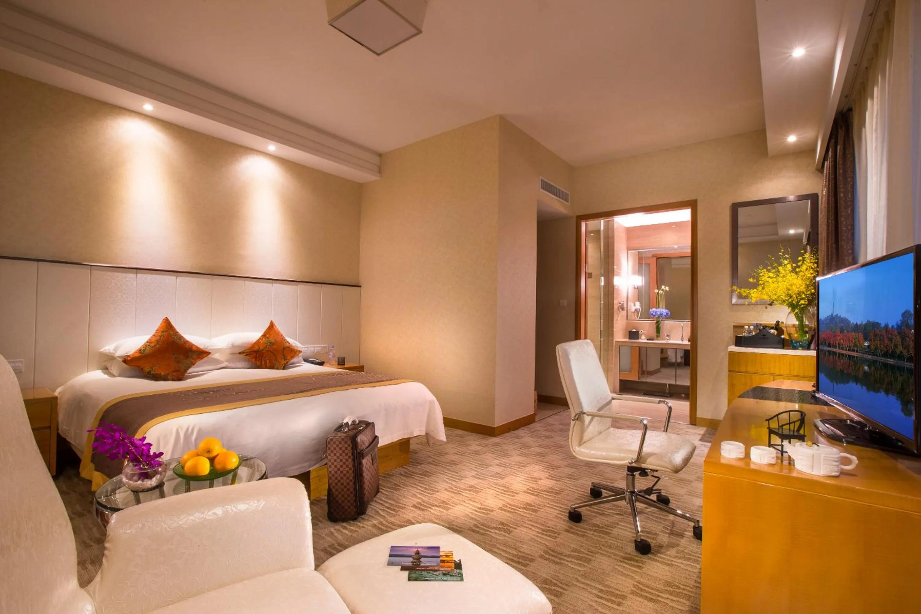 Bed in Huachen International Hotel