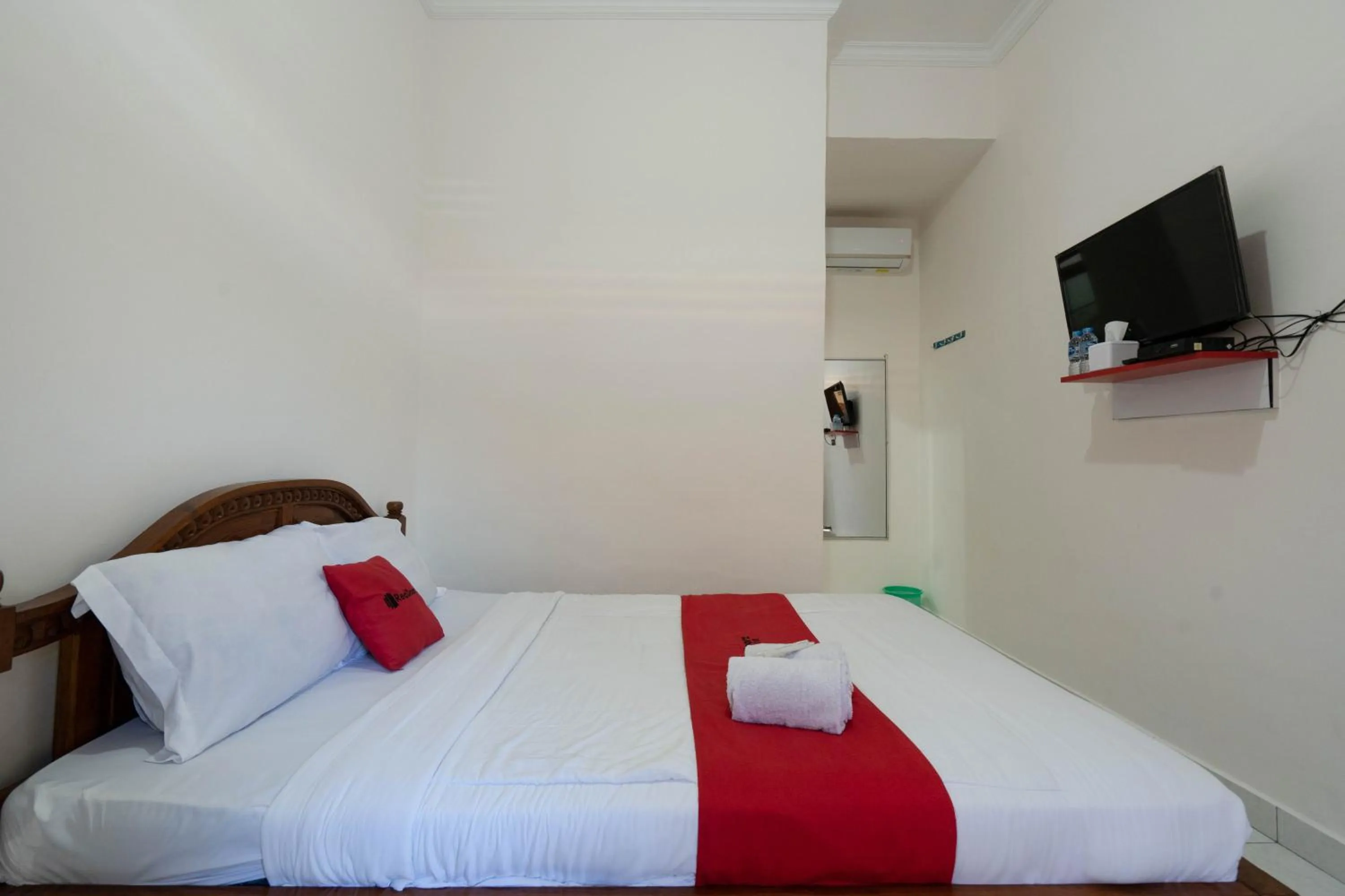 Bedroom, Bed in RedDoorz near Buleleng Harbour 2