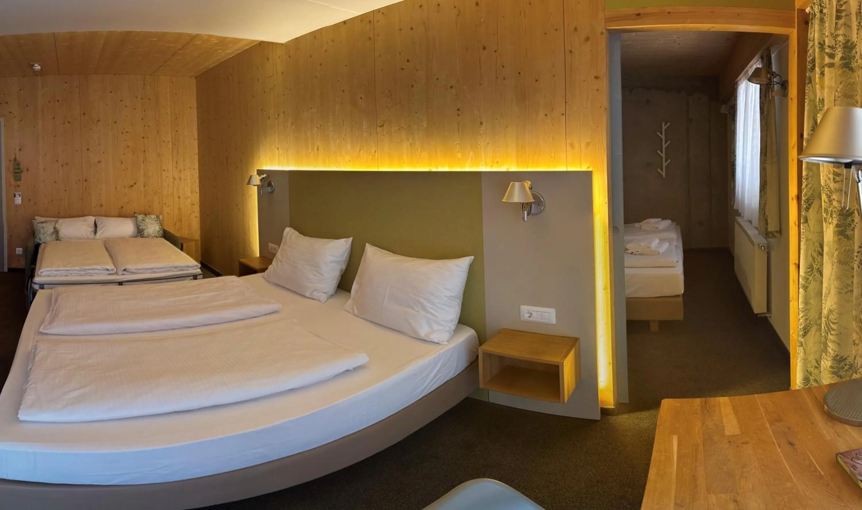 Photo of the whole room, Bed in Ökohotel aus Holz Alea Eco