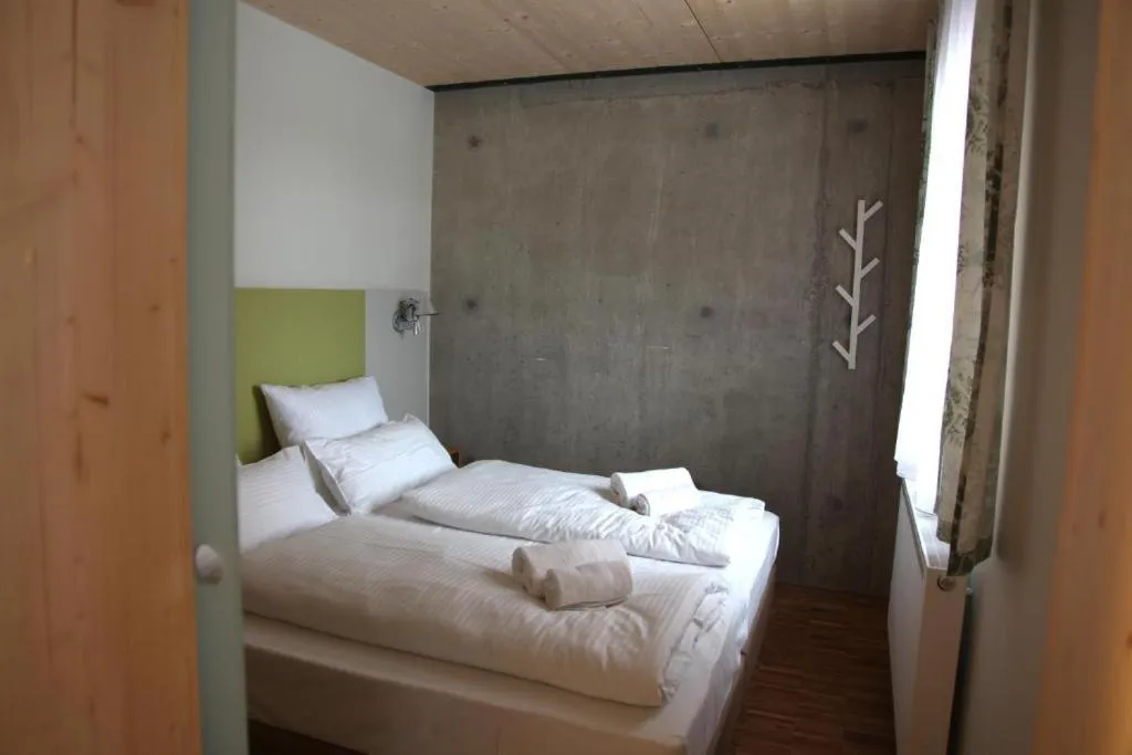 Bed in Ökohotel aus Holz Alea Eco