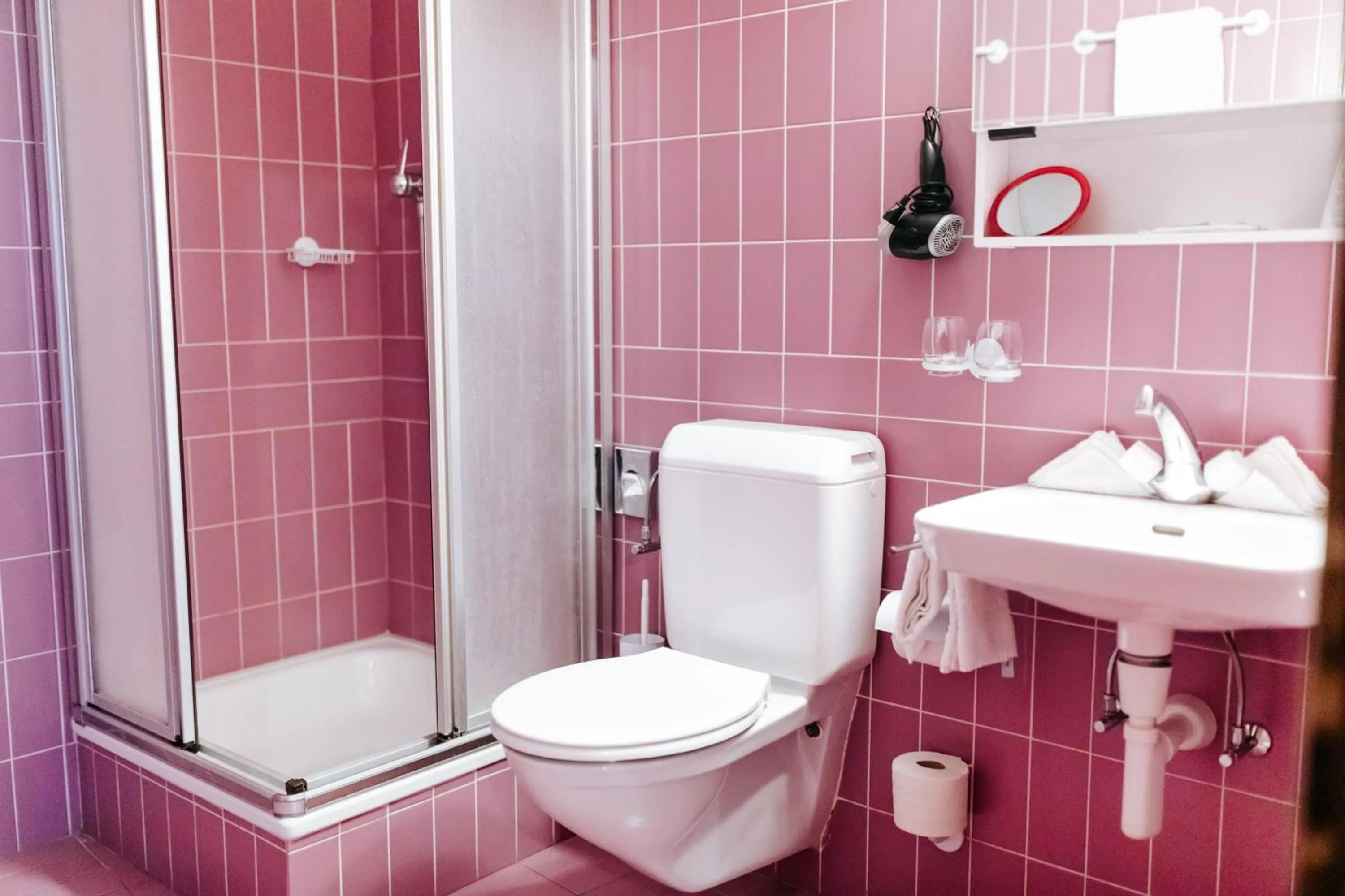 Toilet in Agence ALV - Art Le Vin