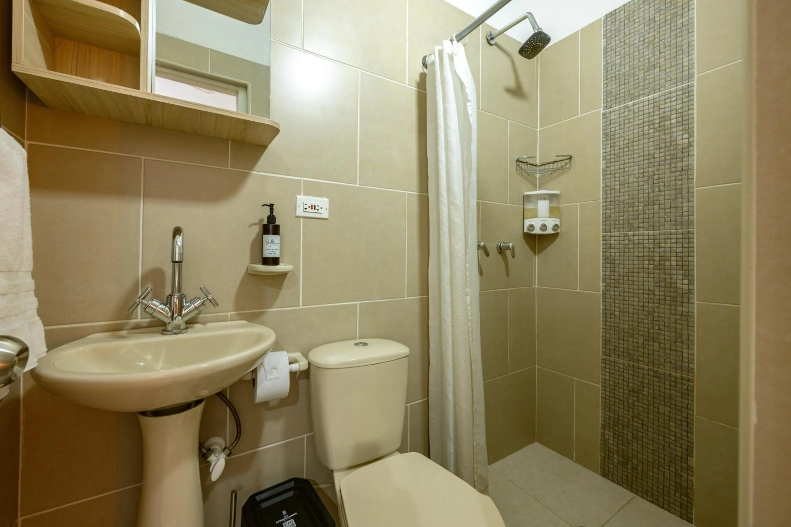 Shower in Botánica Casa Hotel