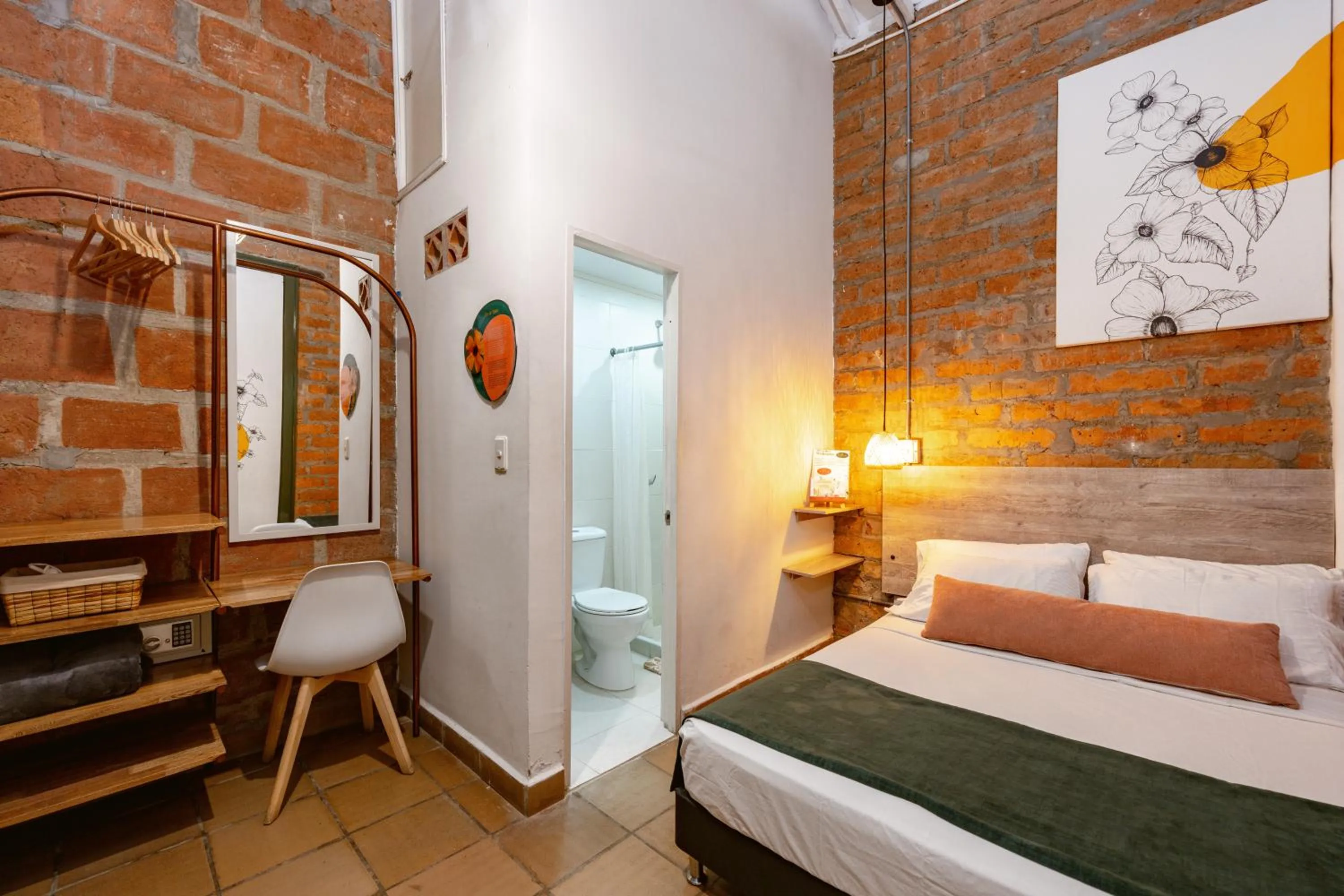 Shower, Bed in Botánica Casa Hotel