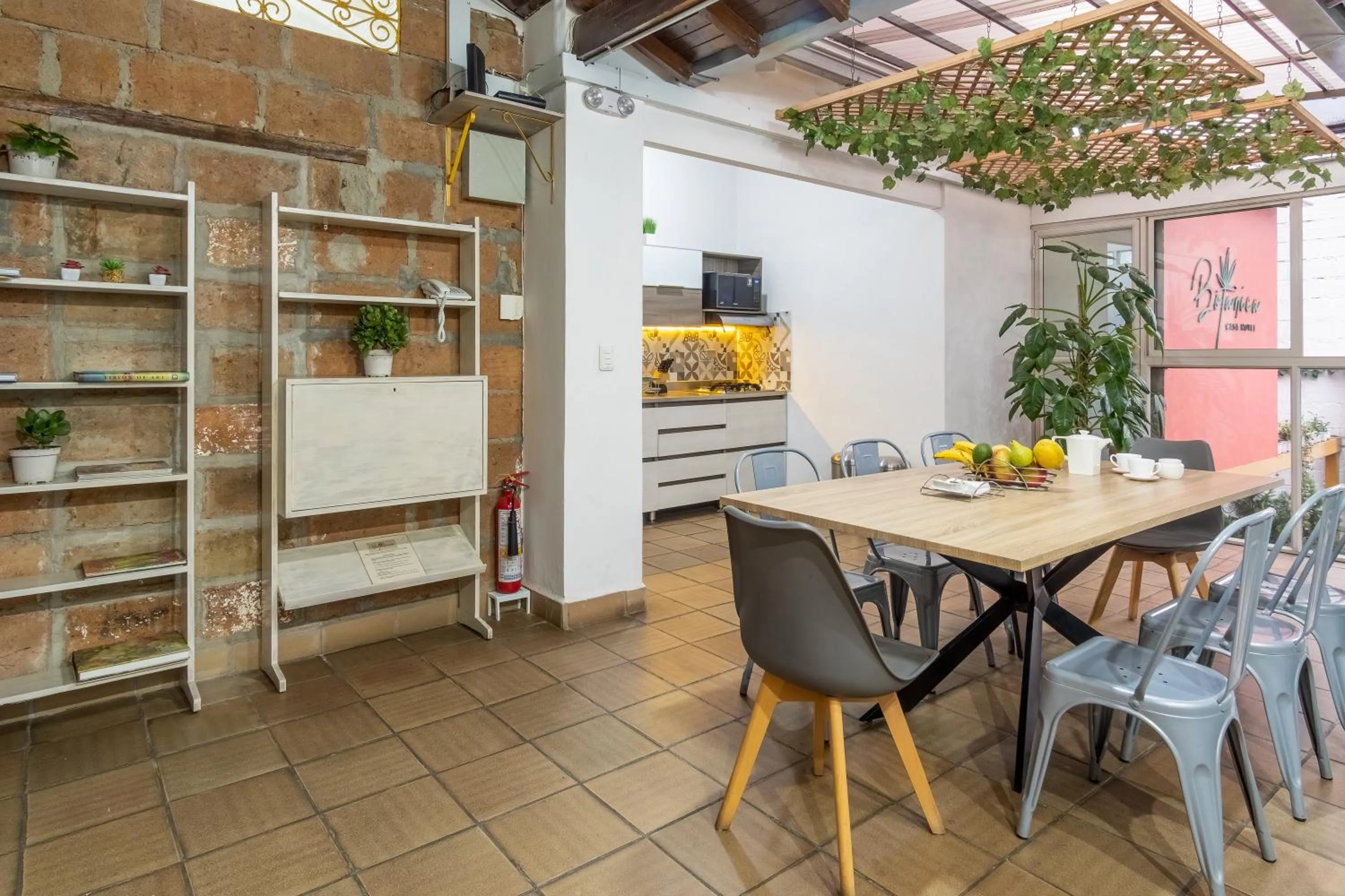 Communal kitchen in Botánica Casa Hotel