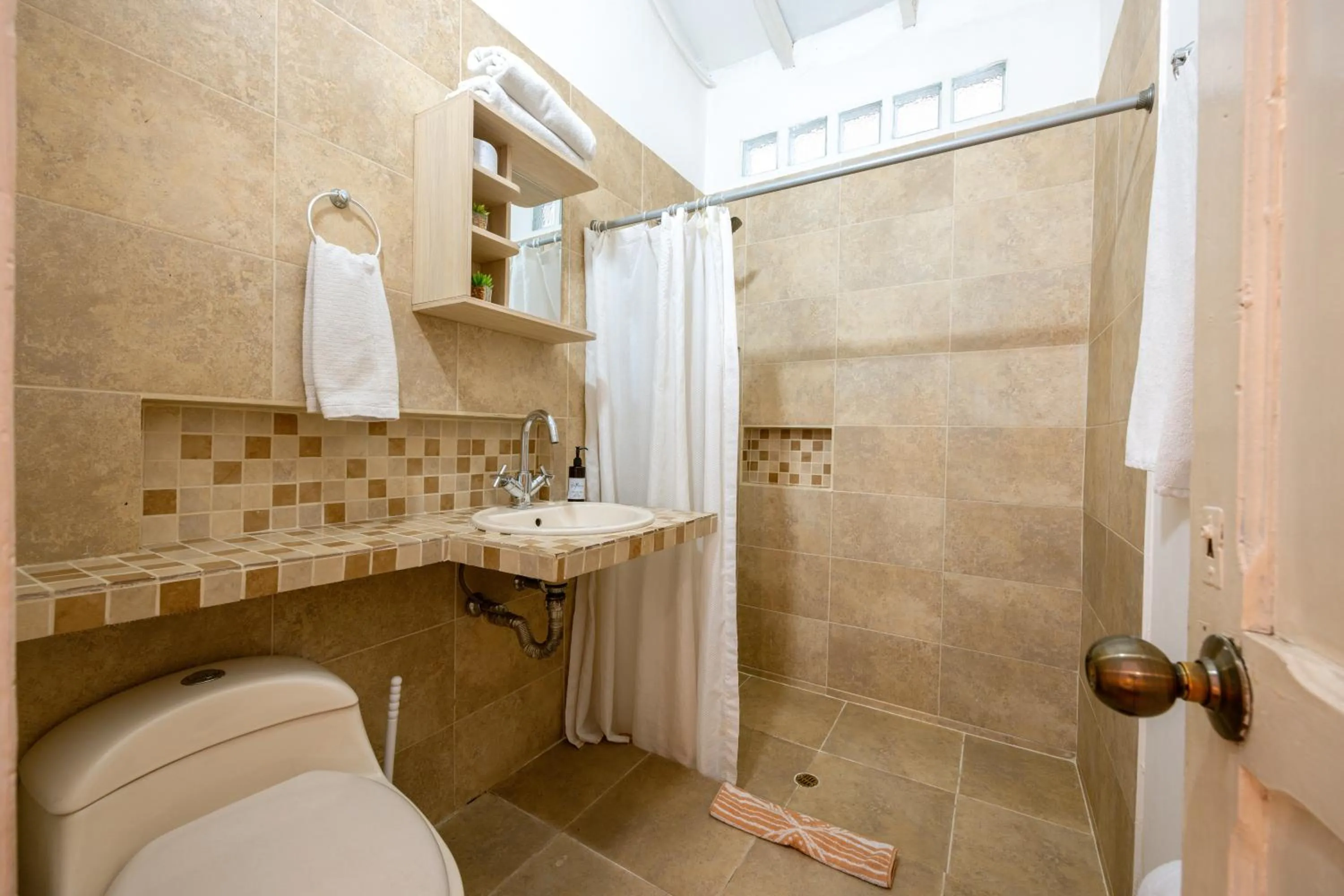 Shower in Botánica Casa Hotel