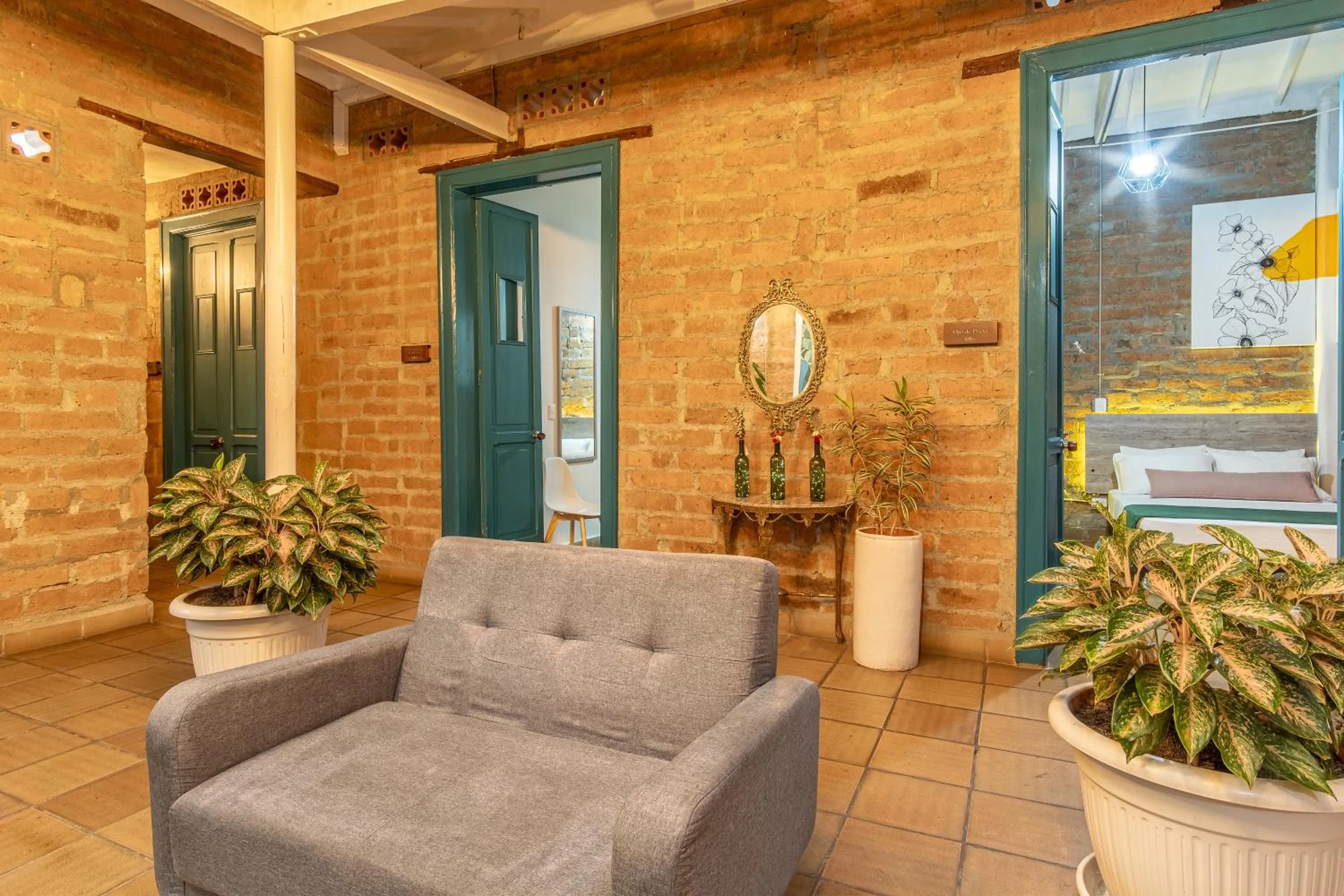 Communal lounge/ TV room in Botánica Casa Hotel