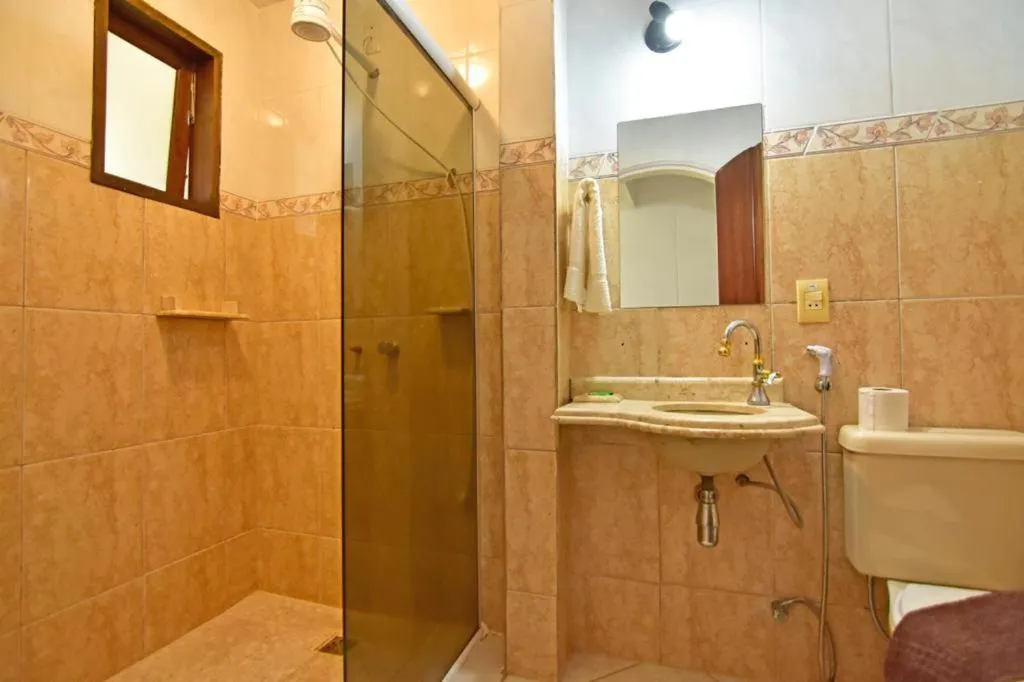 Bathroom in Hotel Velejador,há 5 minutos do Centro Historico