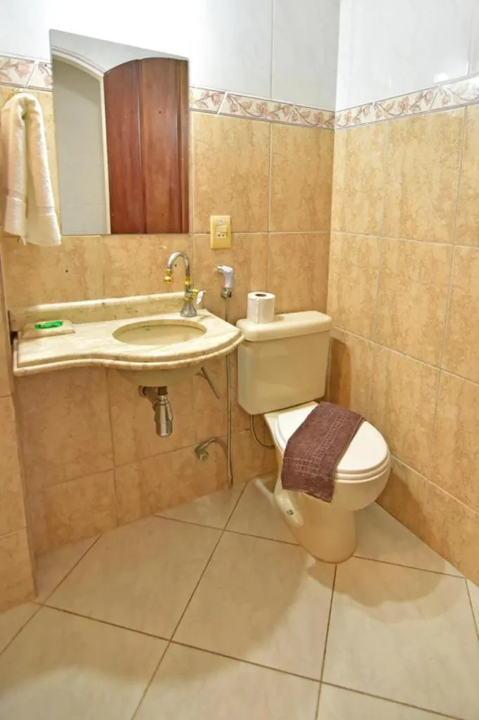 Bathroom in Hotel Velejador,há 5 minutos do Centro Historico