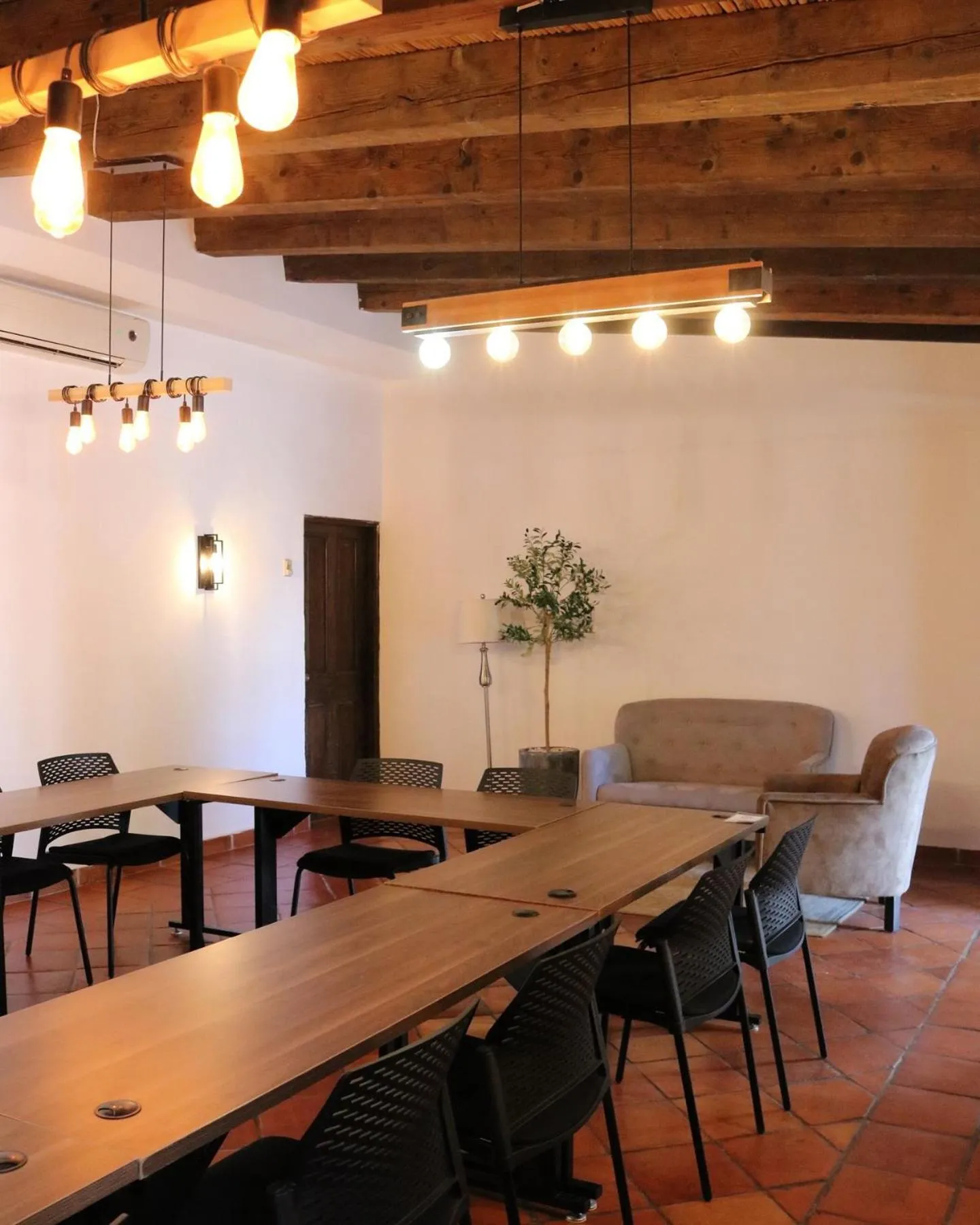 Business facilities in Hotel El Farol