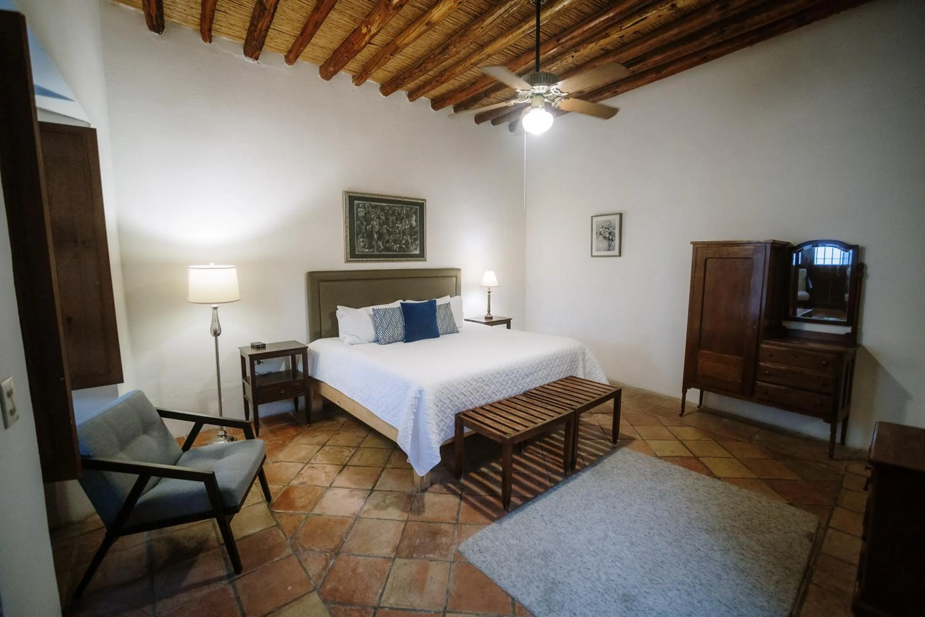 Photo of the whole room, Bed in Hotel El Farol