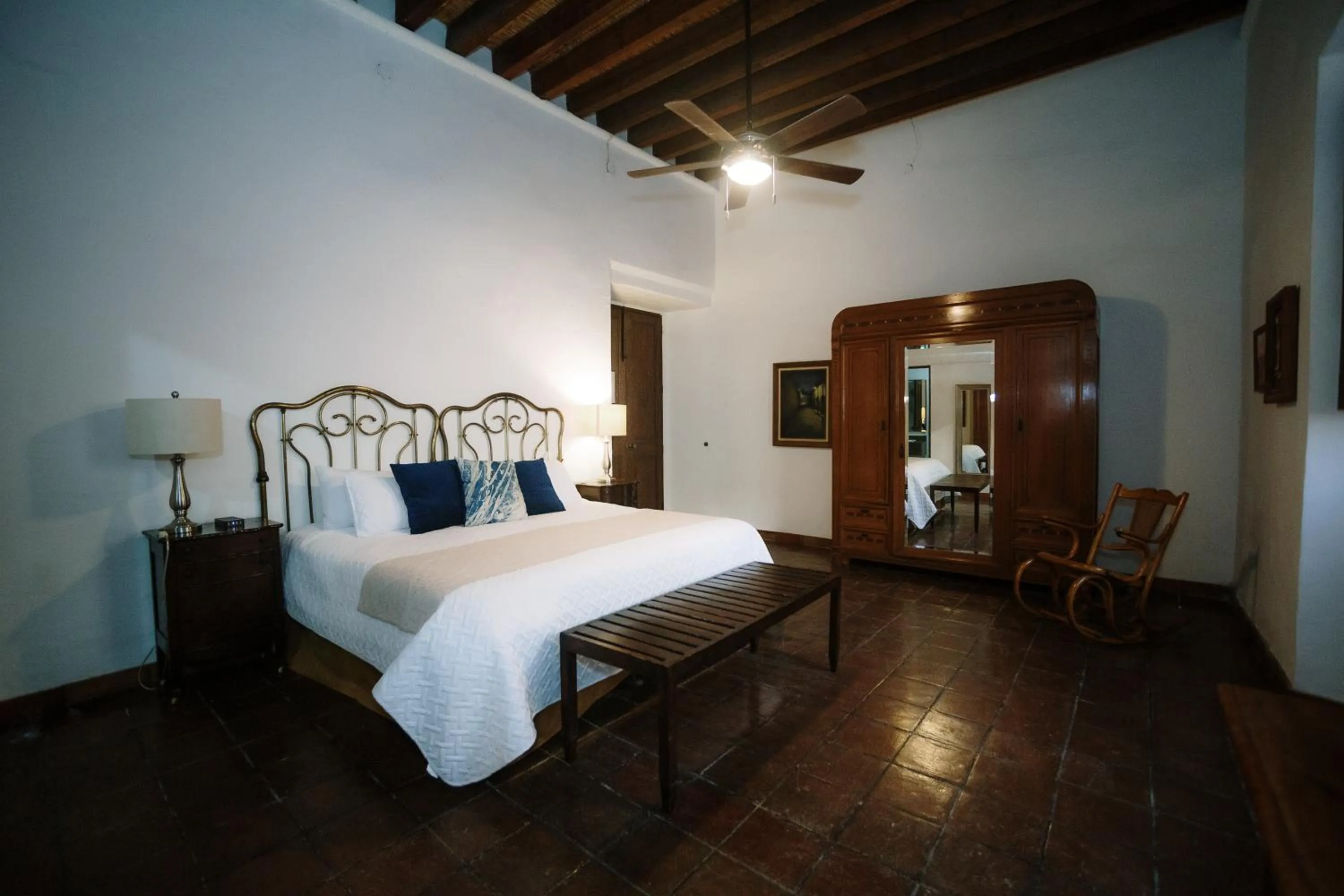 Photo of the whole room, Bed in Hotel El Farol